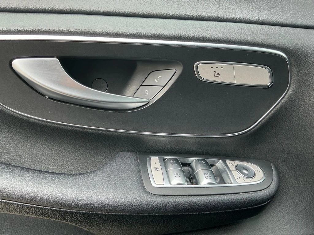 Mercedes-Benz-V-Klasse 300-image-12