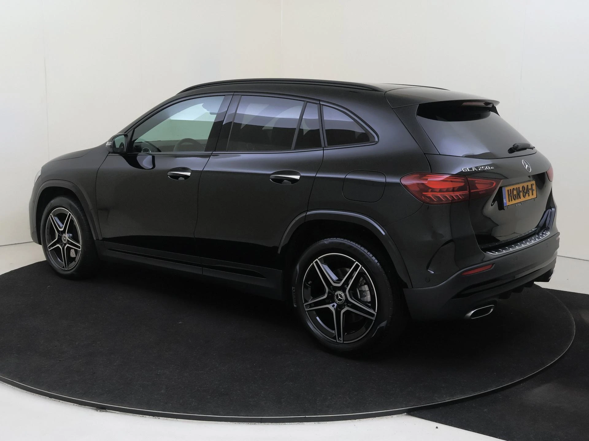 Mercedes-Benz-GLA-image-2