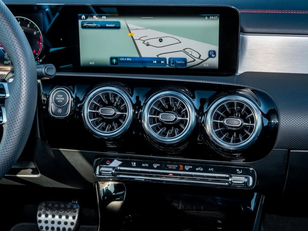 Mercedes-Benz-CLA 200-image-10