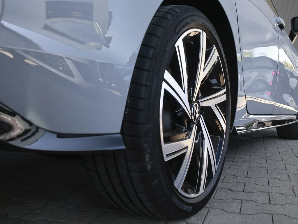 Volkswagen Golf VIII 1,5 eTSI R-Line DSG,LED,ACC,Kamera,ALU 18" Navi,Apple Car Play,Lenkrad/Sitzheizung