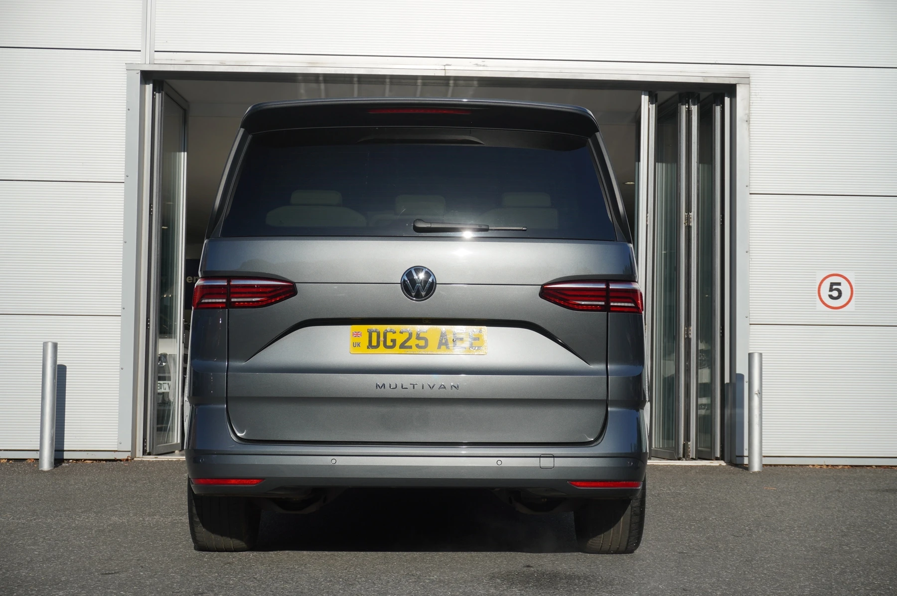 Volkswagen-Multivan-image-19