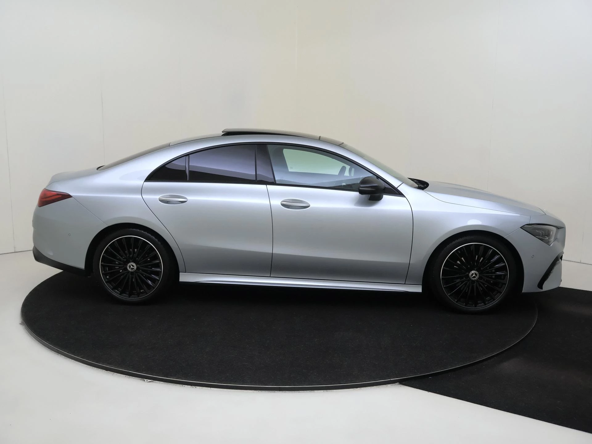 Mercedes-Benz-CLA-image-8