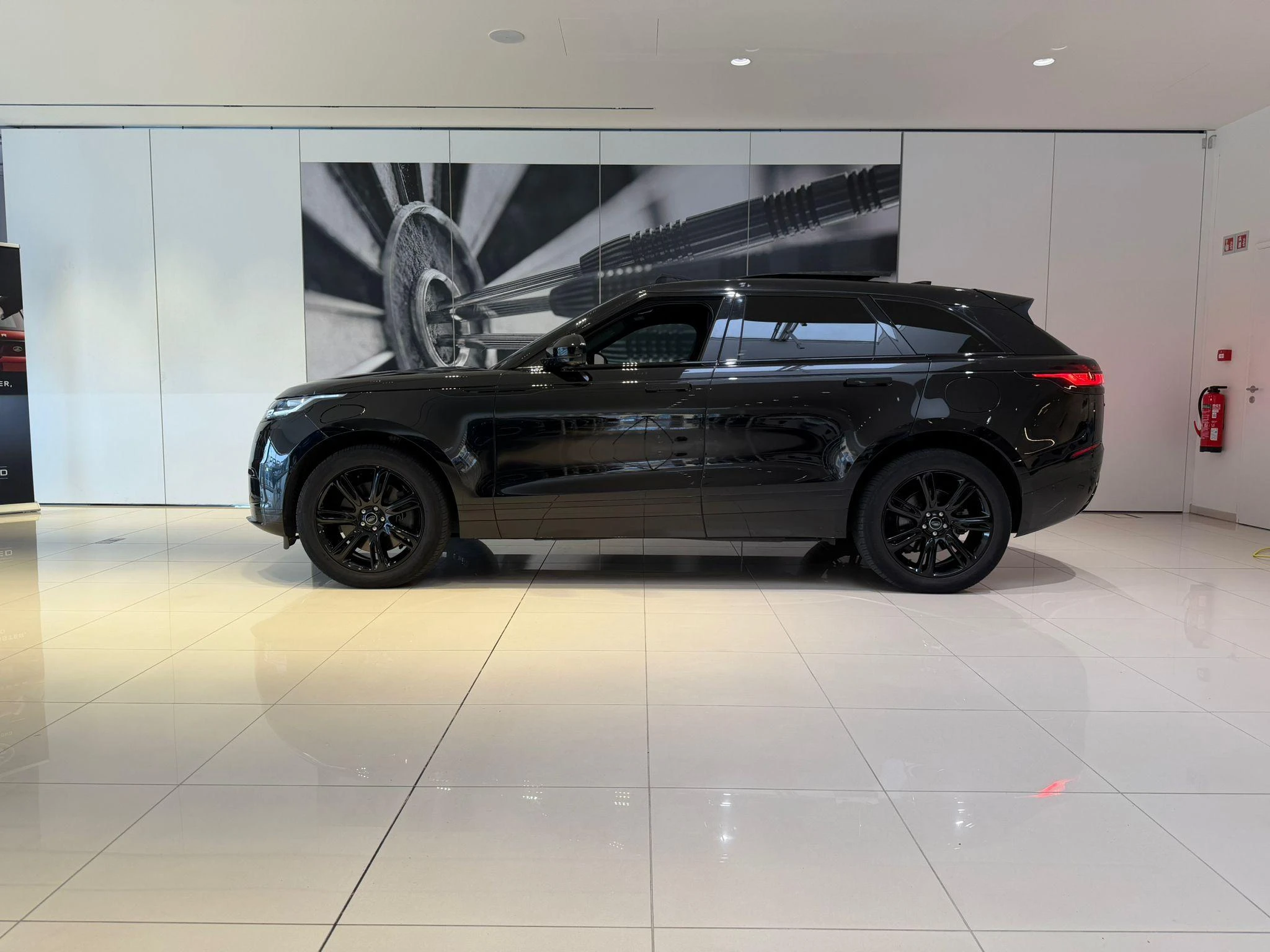 Land Rover-Range Rover Velar-image-3