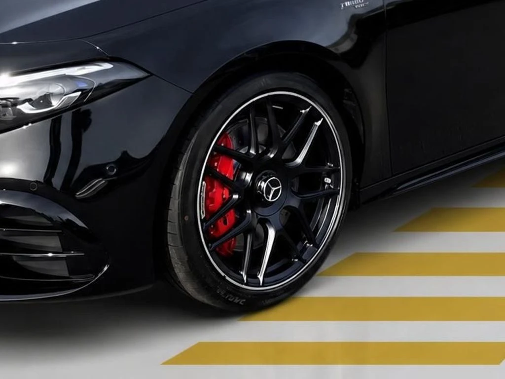 Mercedes-AMG-A-Klasse 45-image-4