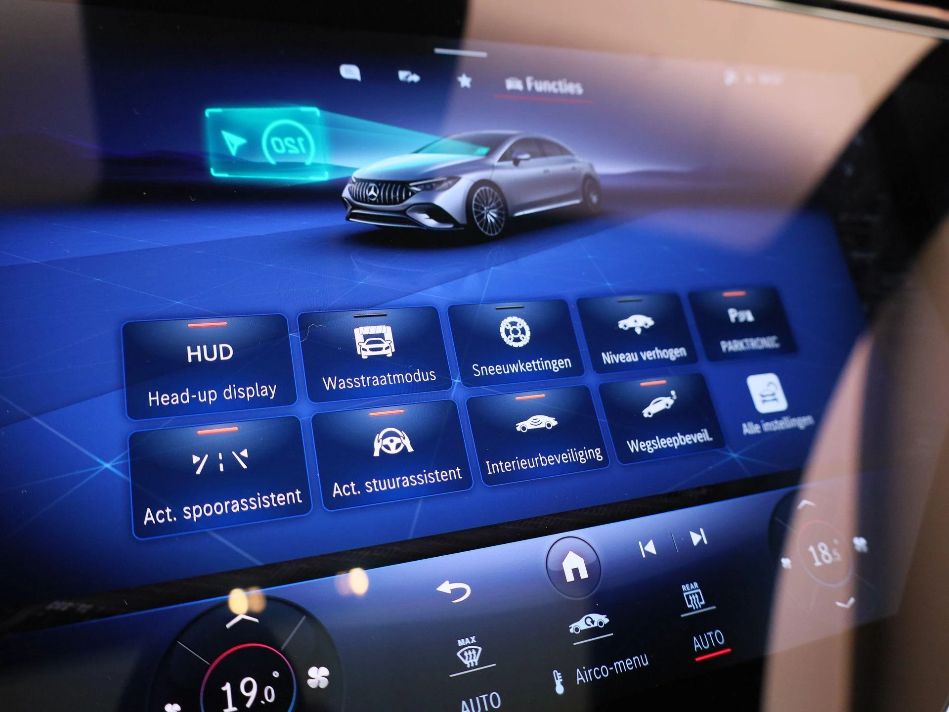 Mercedes-Benz-EQE-image-43