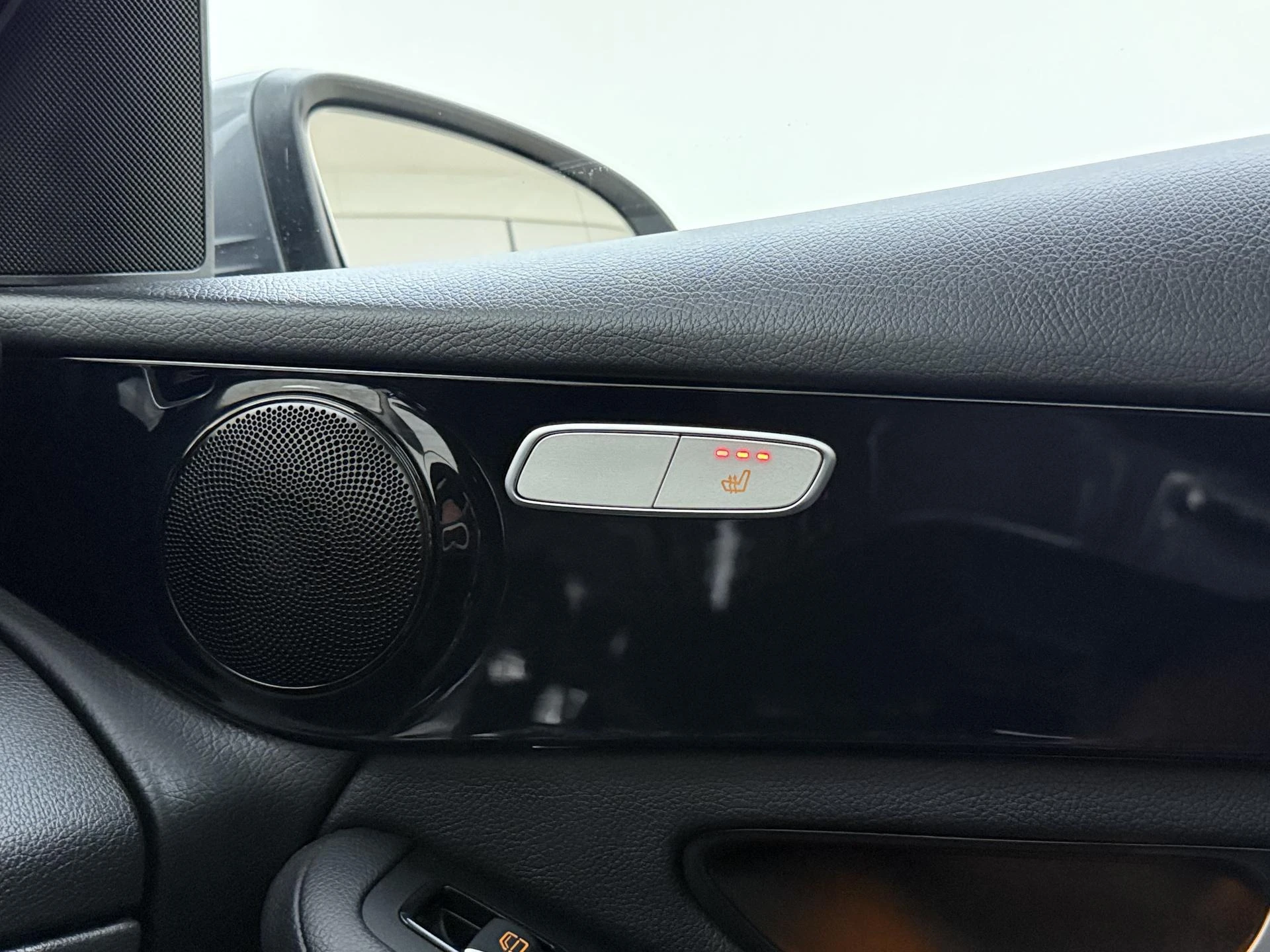 Mercedes-Benz-GLC-image-18
