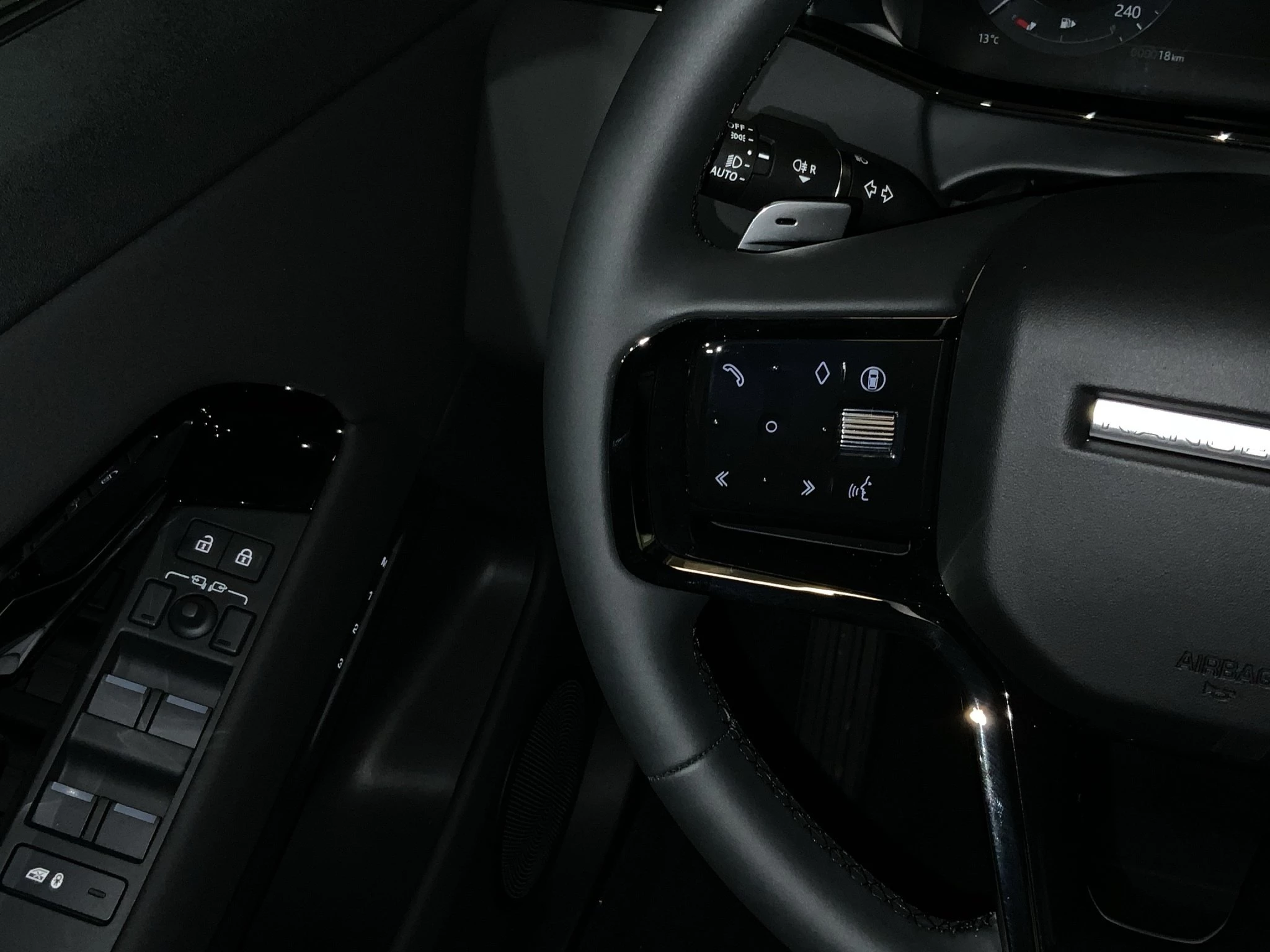 Land Rover-Range Rover Evoque-image-19