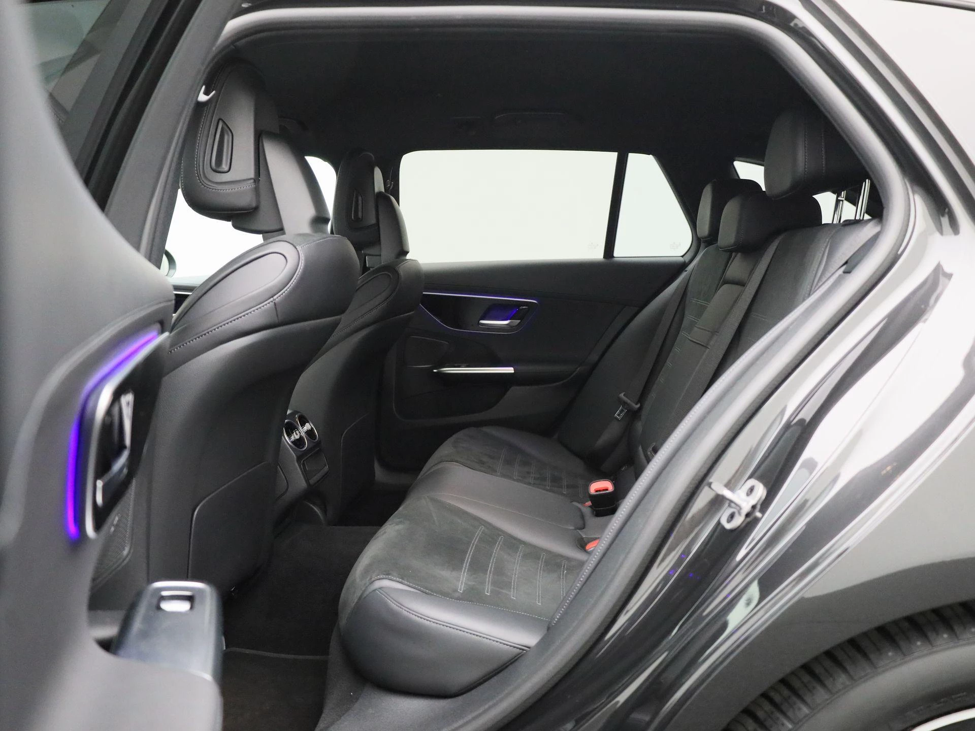 Mercedes-Benz-C-Klasse-image-10