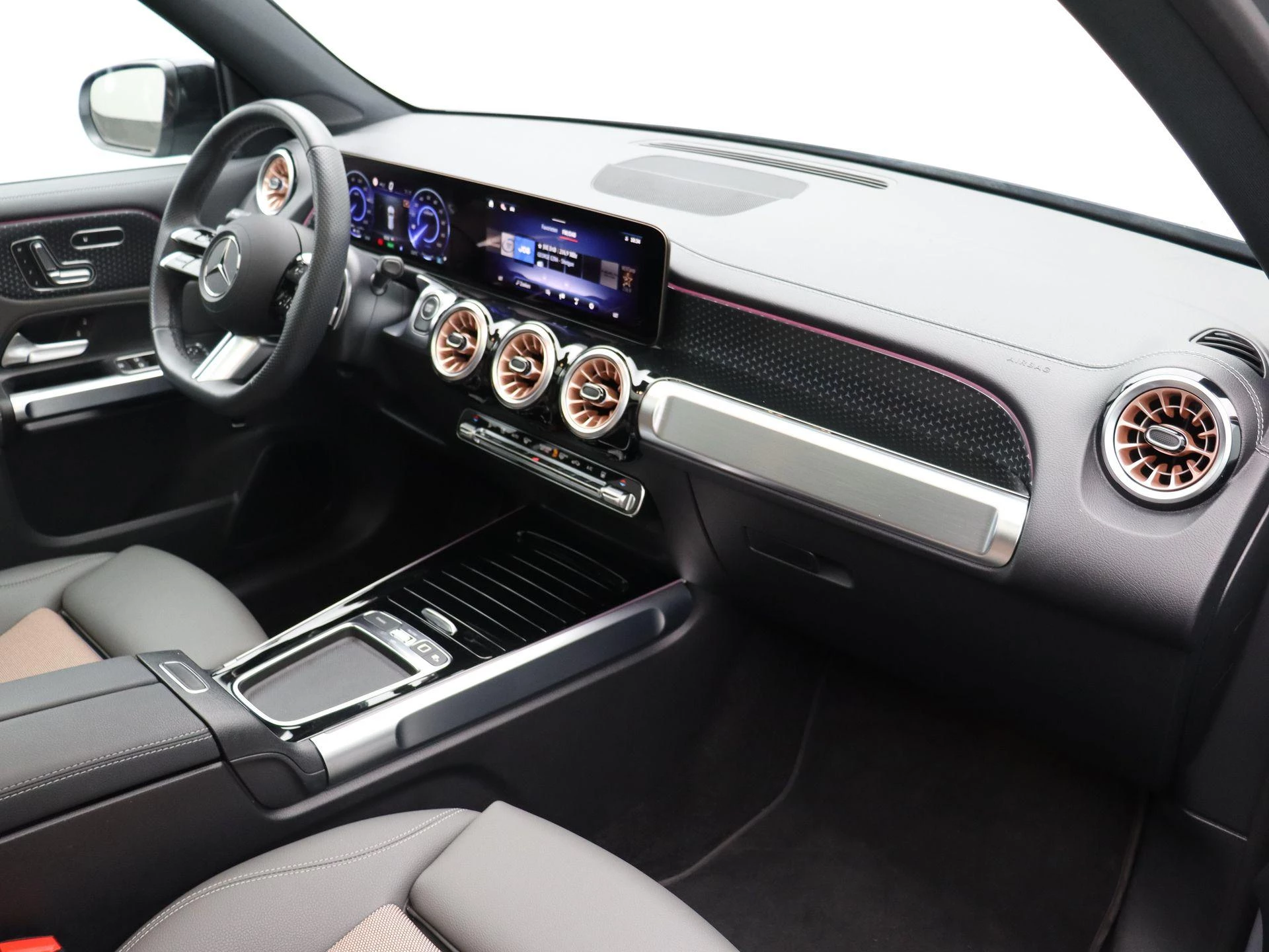 Mercedes-Benz-EQB-image-16