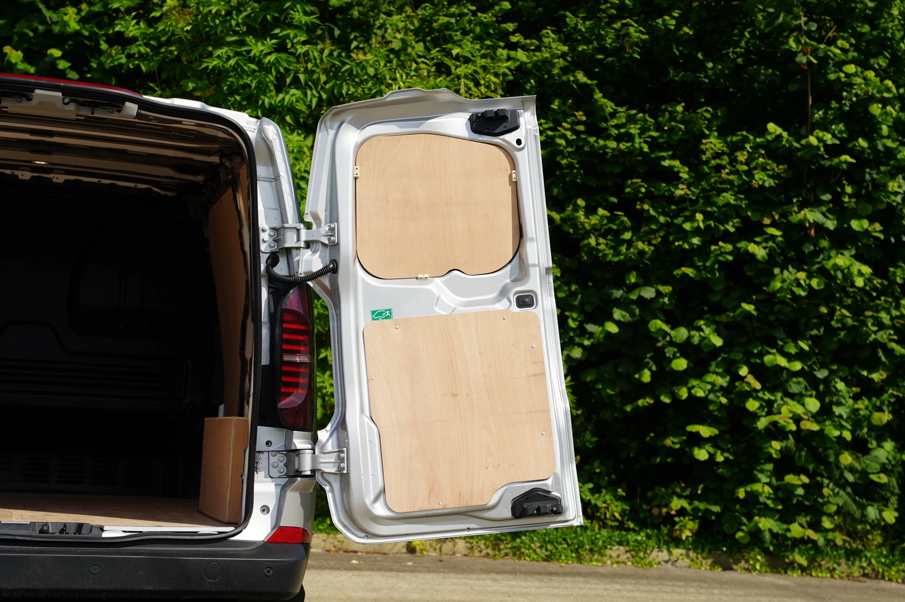 Volkswagen-Transporter-image-33