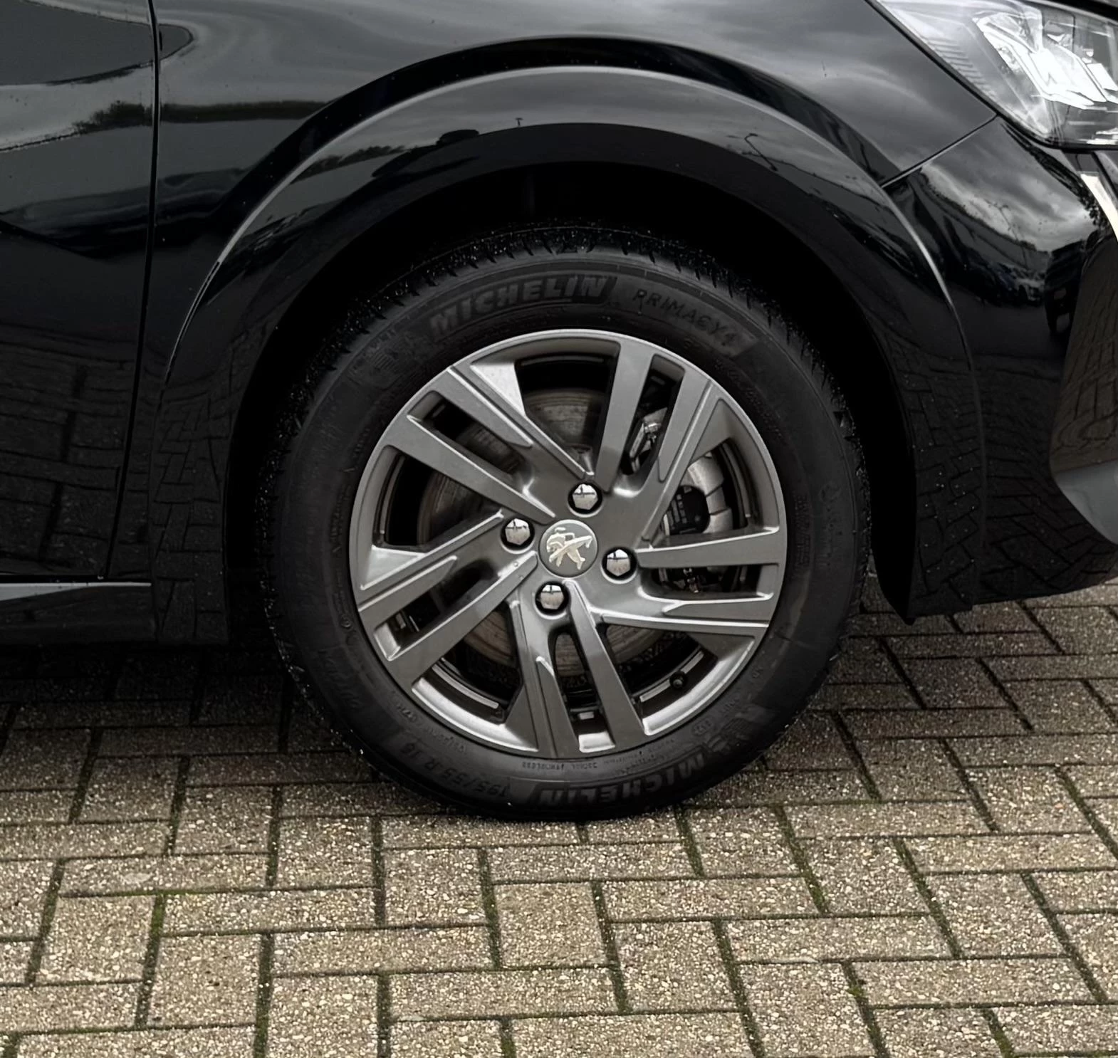 Peugeot-e-208-image-9