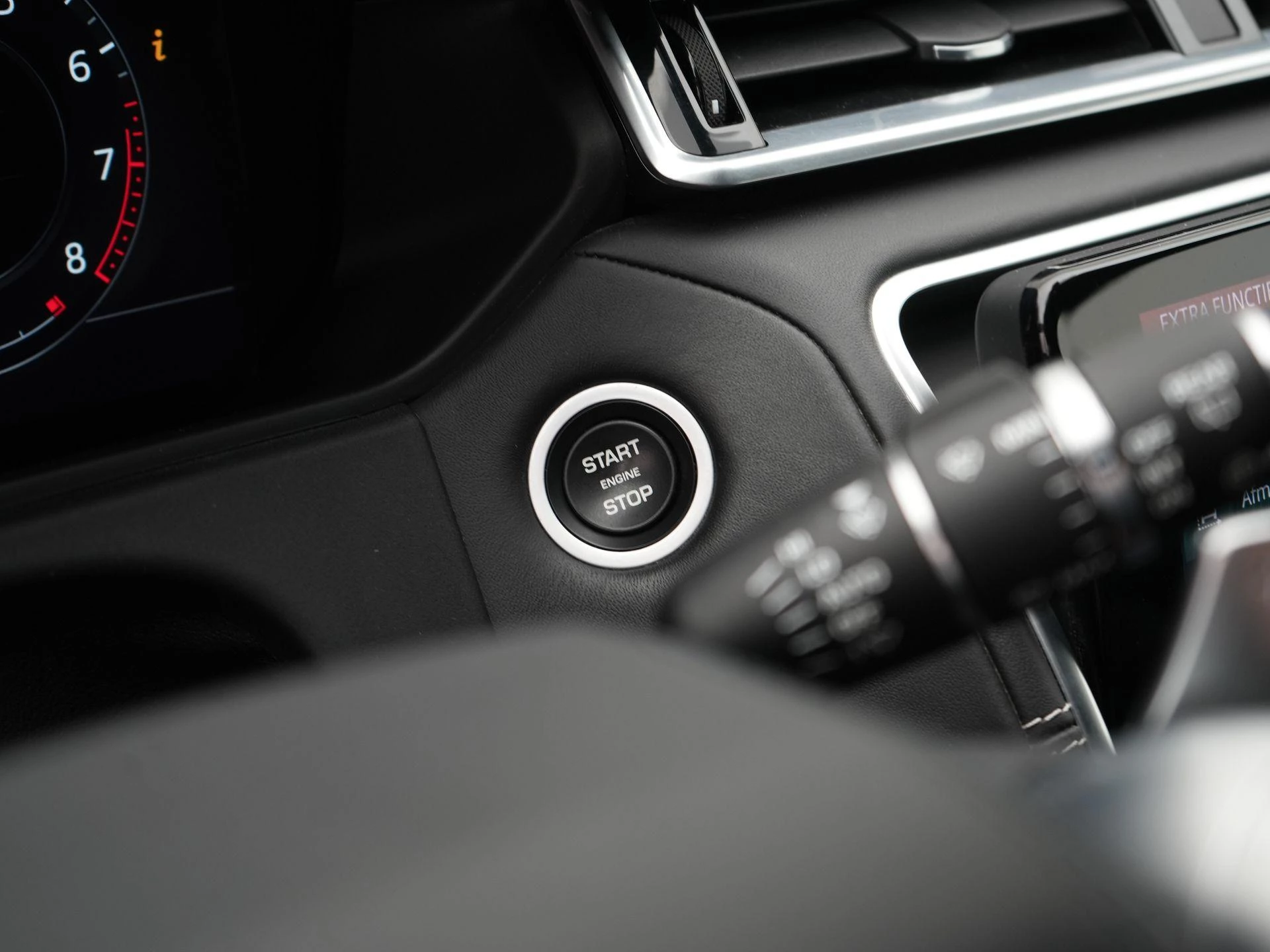 Land Rover-Range Rover Velar-image-32