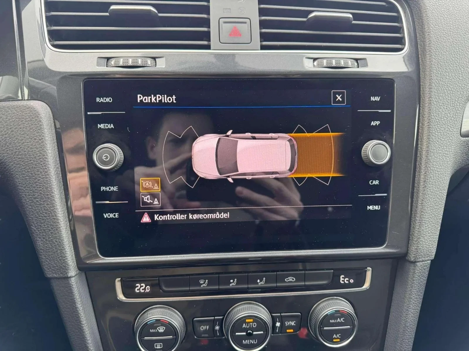 Volkswagen-e-Golf-image-11