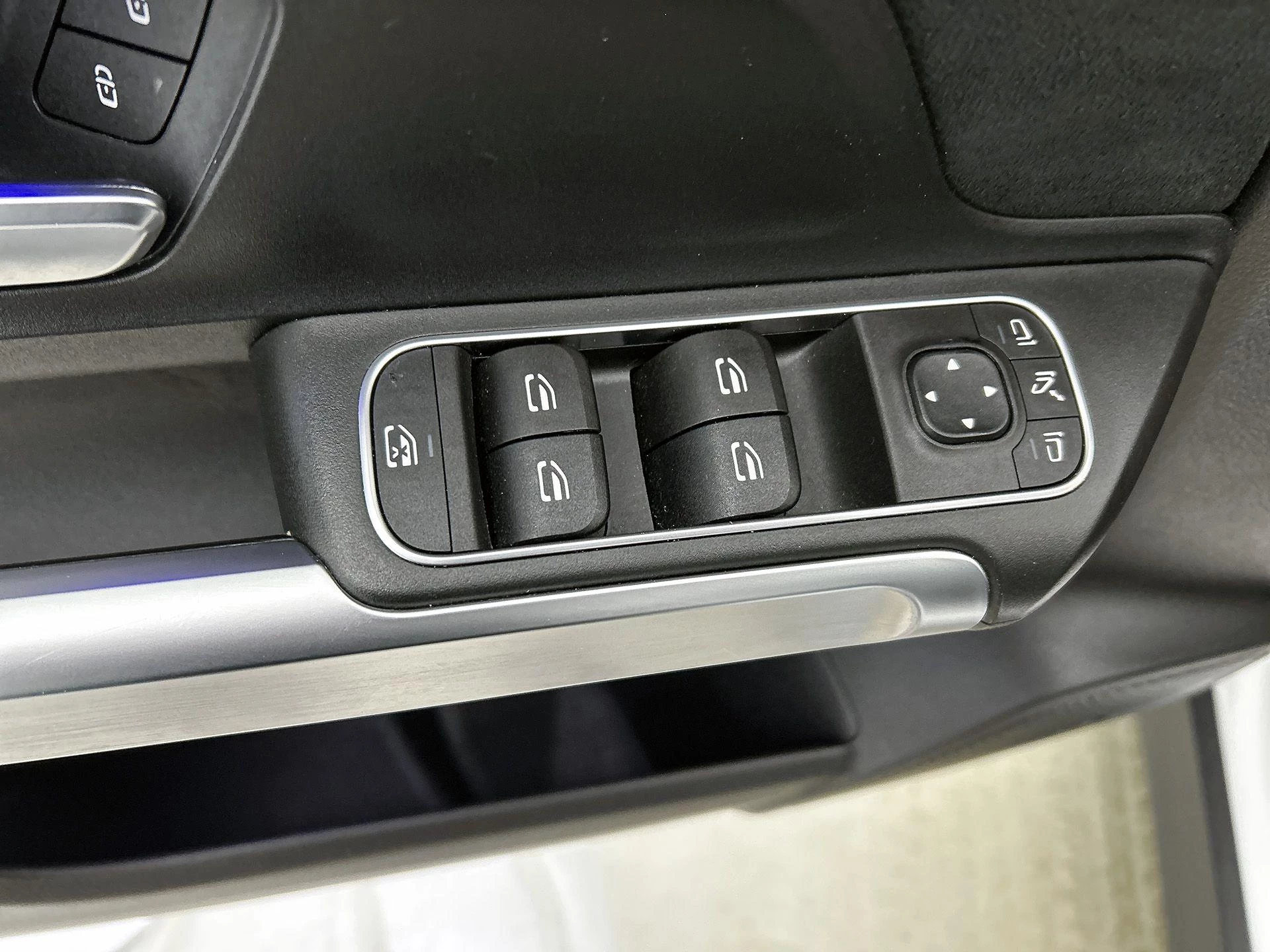 Mercedes-Benz-GLB-image-43