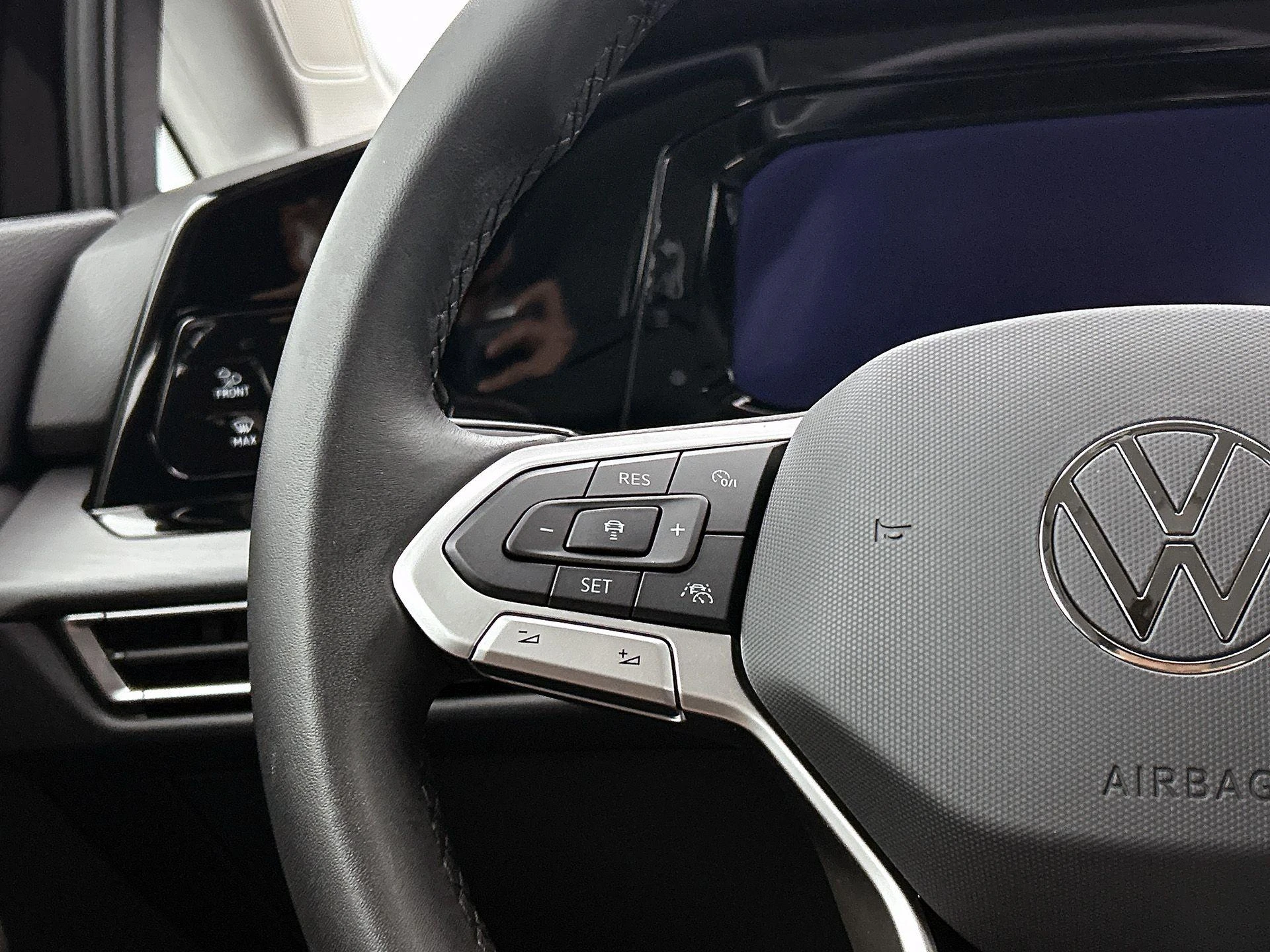 Volkswagen-Golf-image-7