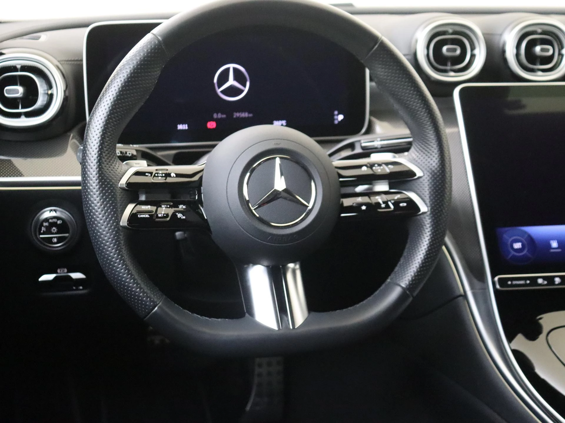 Mercedes-Benz-C-Klasse-image-11
