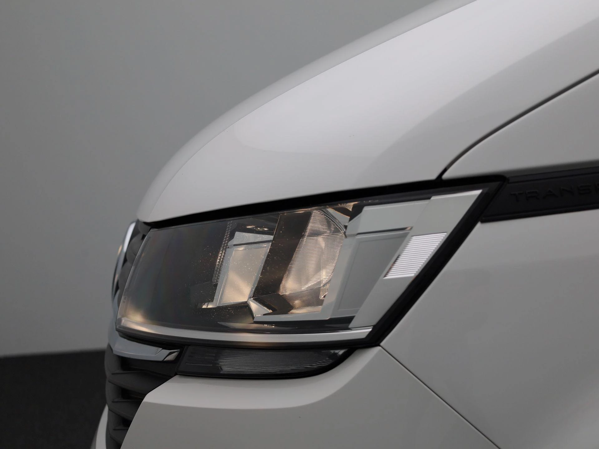 Volkswagen-Transporter-image-19