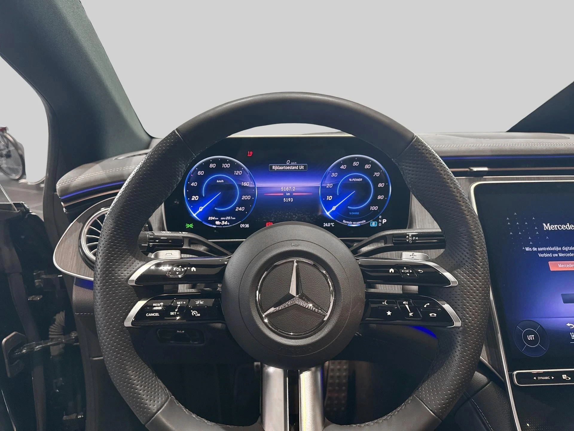 Mercedes-Benz-EQE-image-9