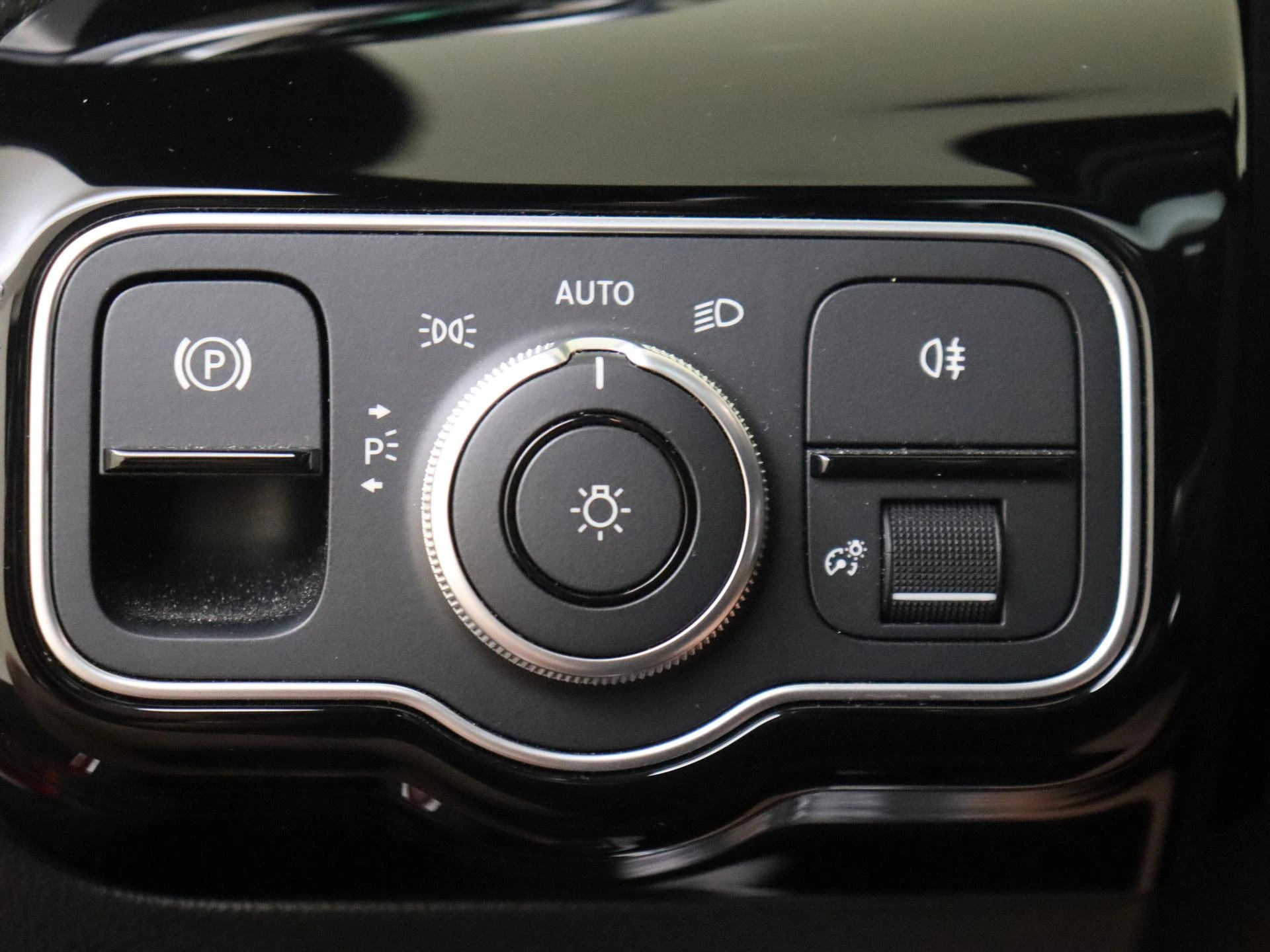 Mercedes-Benz-CLA-image-23