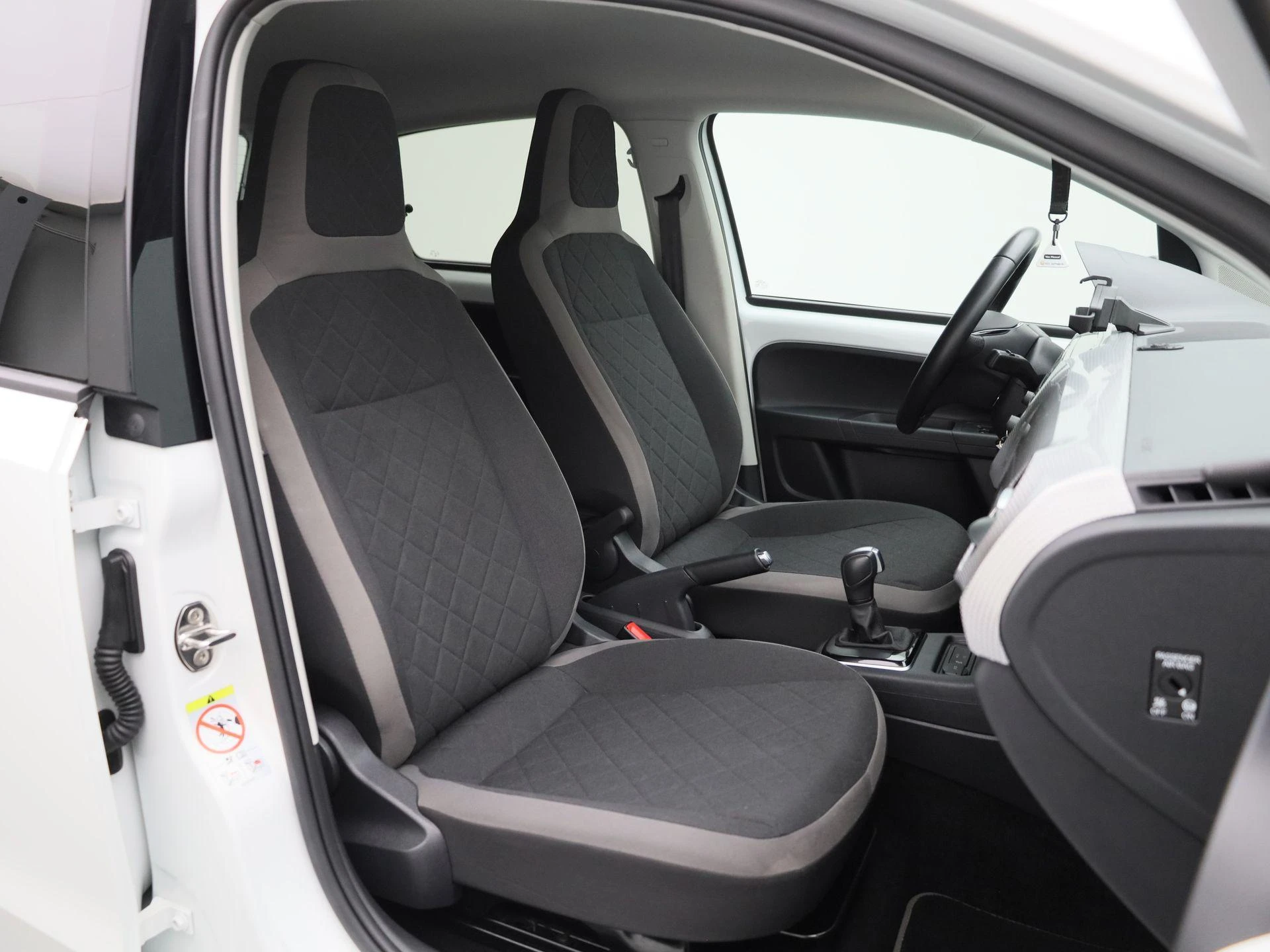 Volkswagen-e-up!-image-25