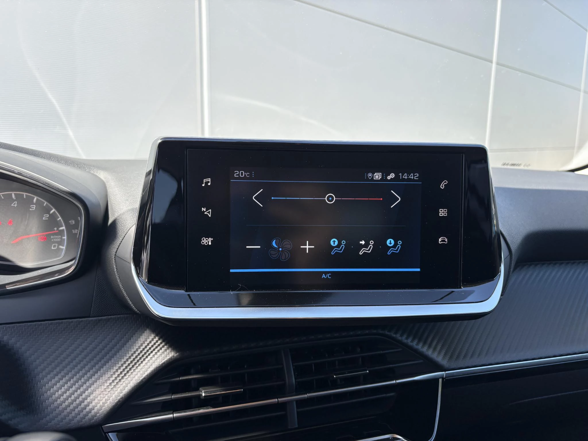 Peugeot-208-image-19