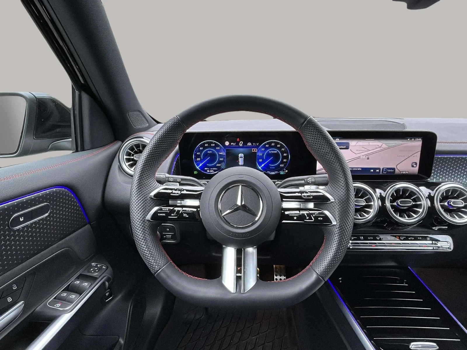 Mercedes-Benz-EQB-image-15