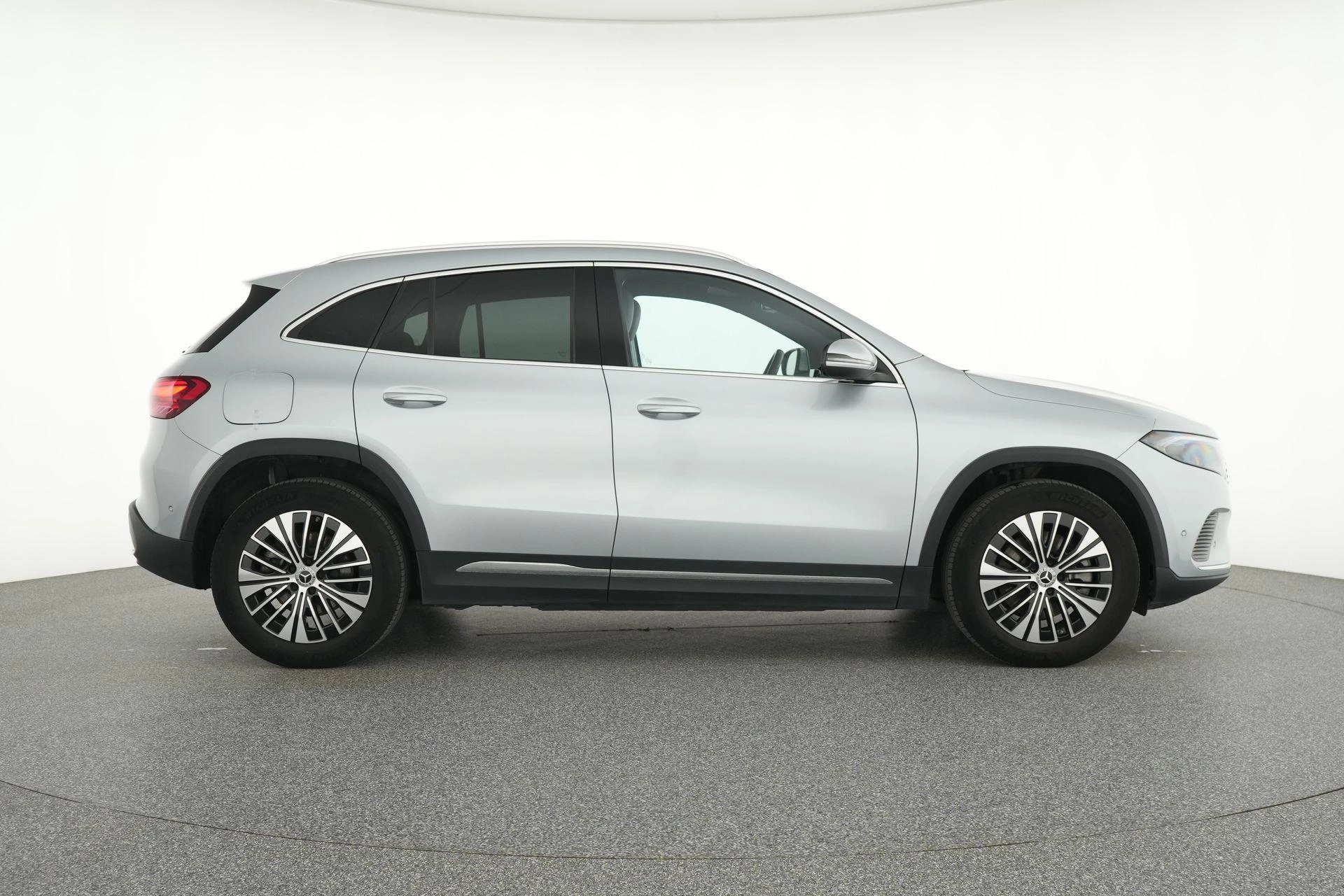 Mercedes-Benz EQA 250+ Business Line + CARPLAY + LED + CAMERA +