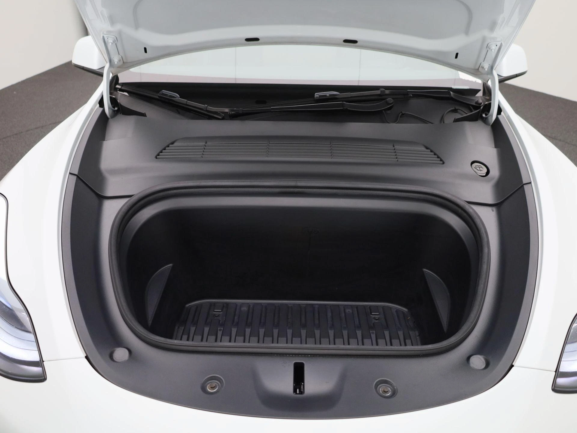 Tesla-Model Y-image-38