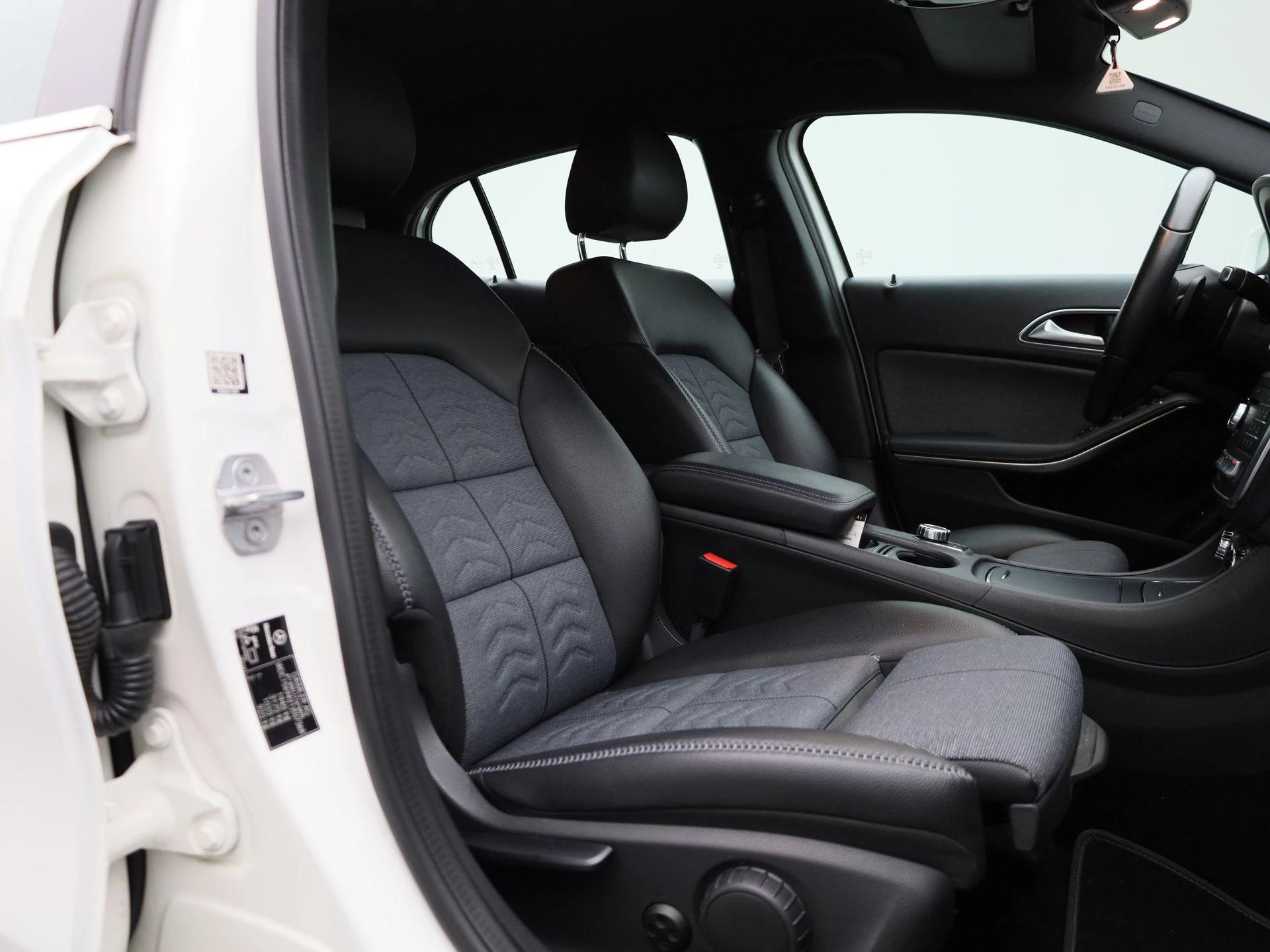 Mercedes-Benz-GLA-image-34