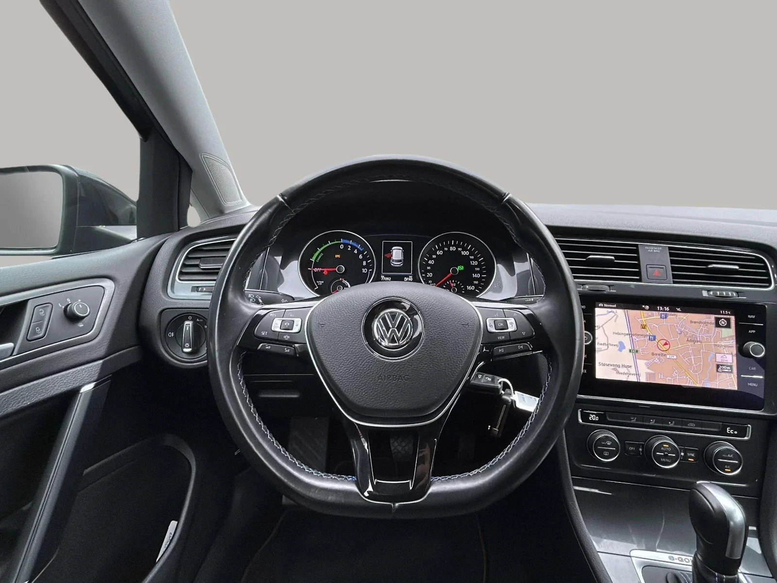 Volkswagen-e-Golf-image-16