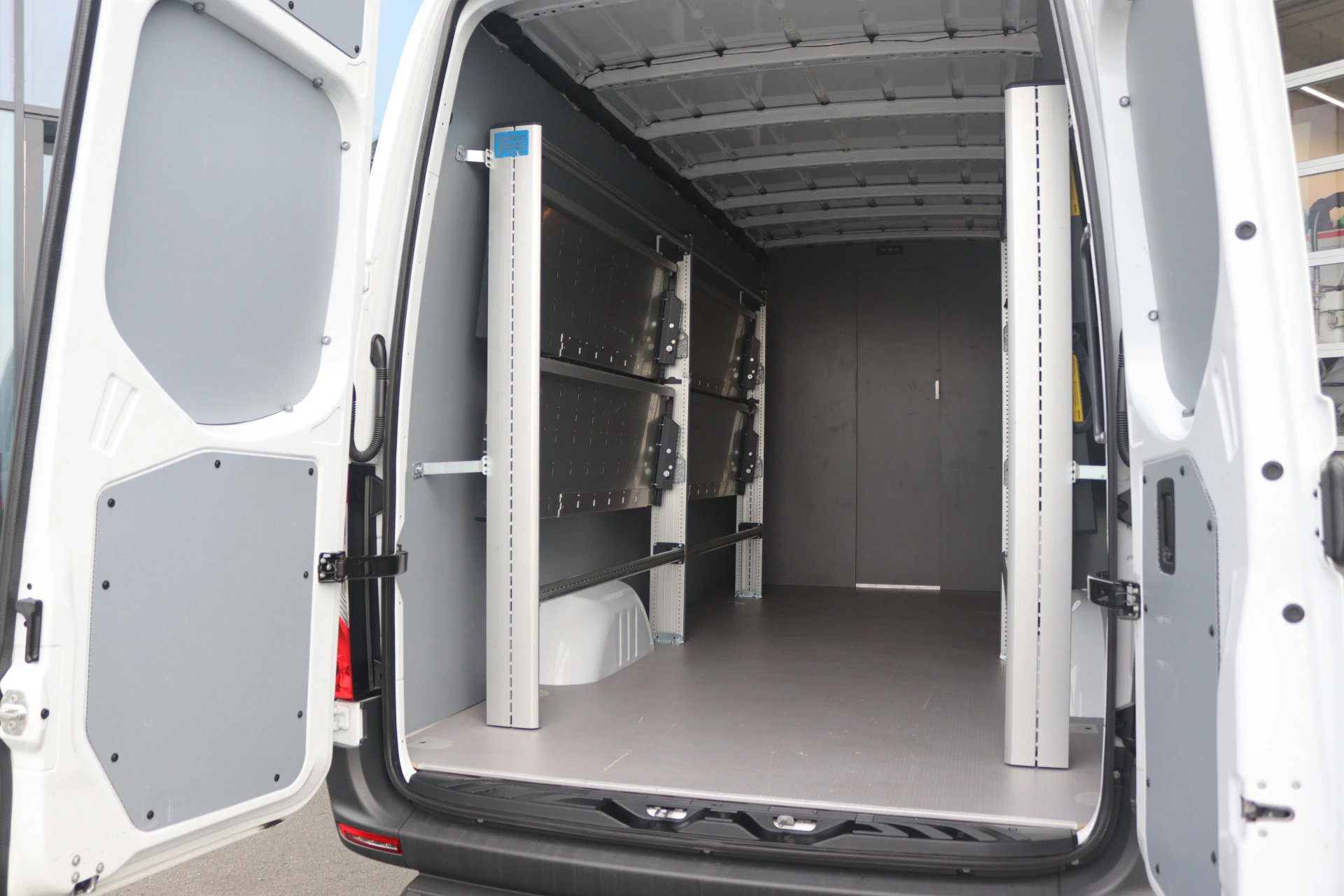 Mercedes-Benz-eSprinter-image-2