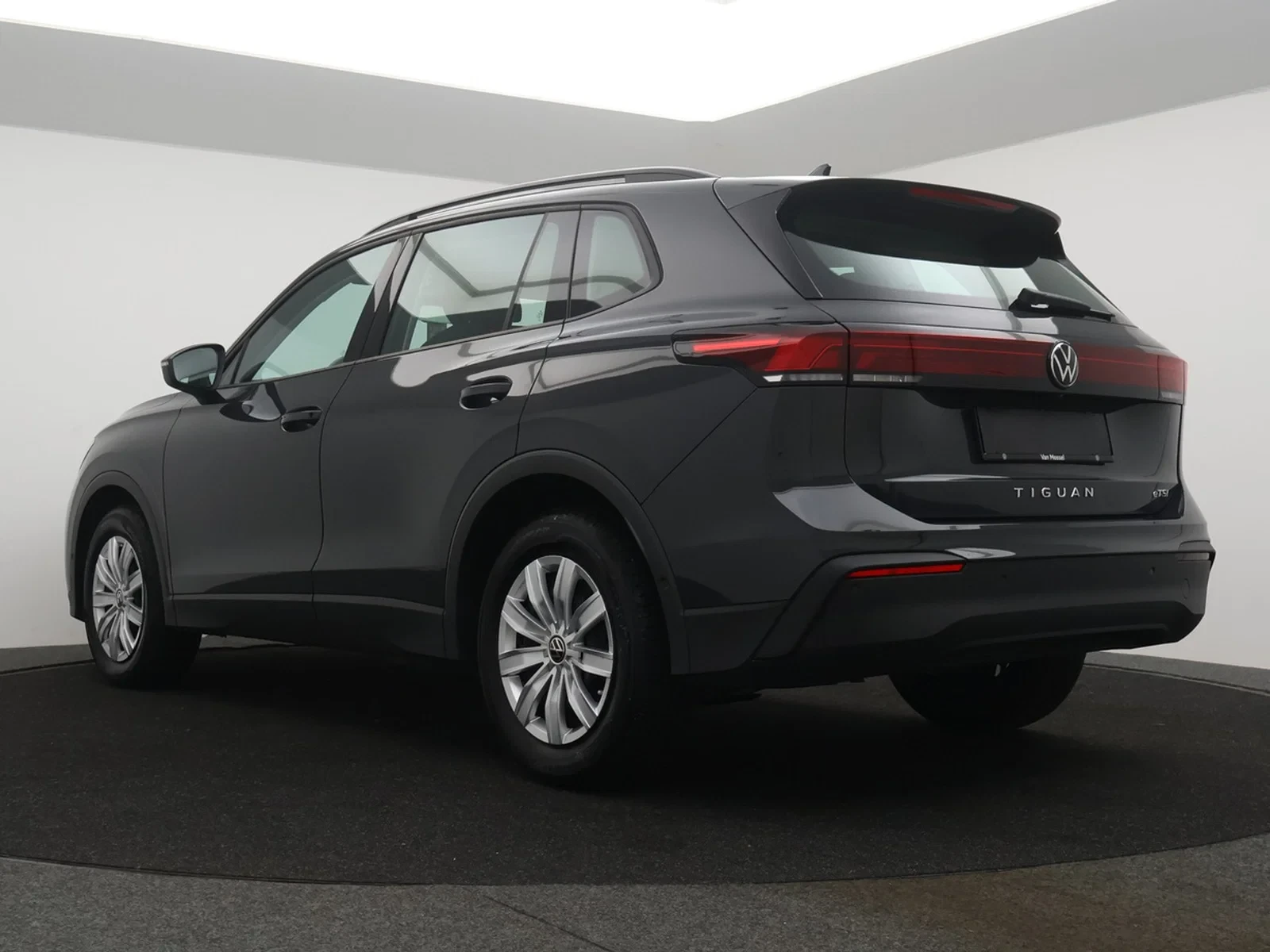 Volkswagen-Tiguan-image-4