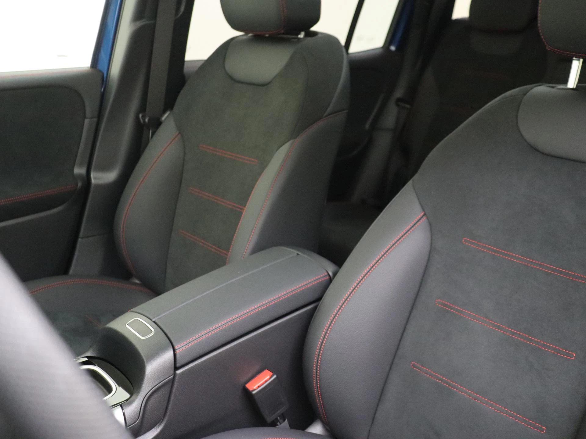 Mercedes-Benz-EQB-image-10