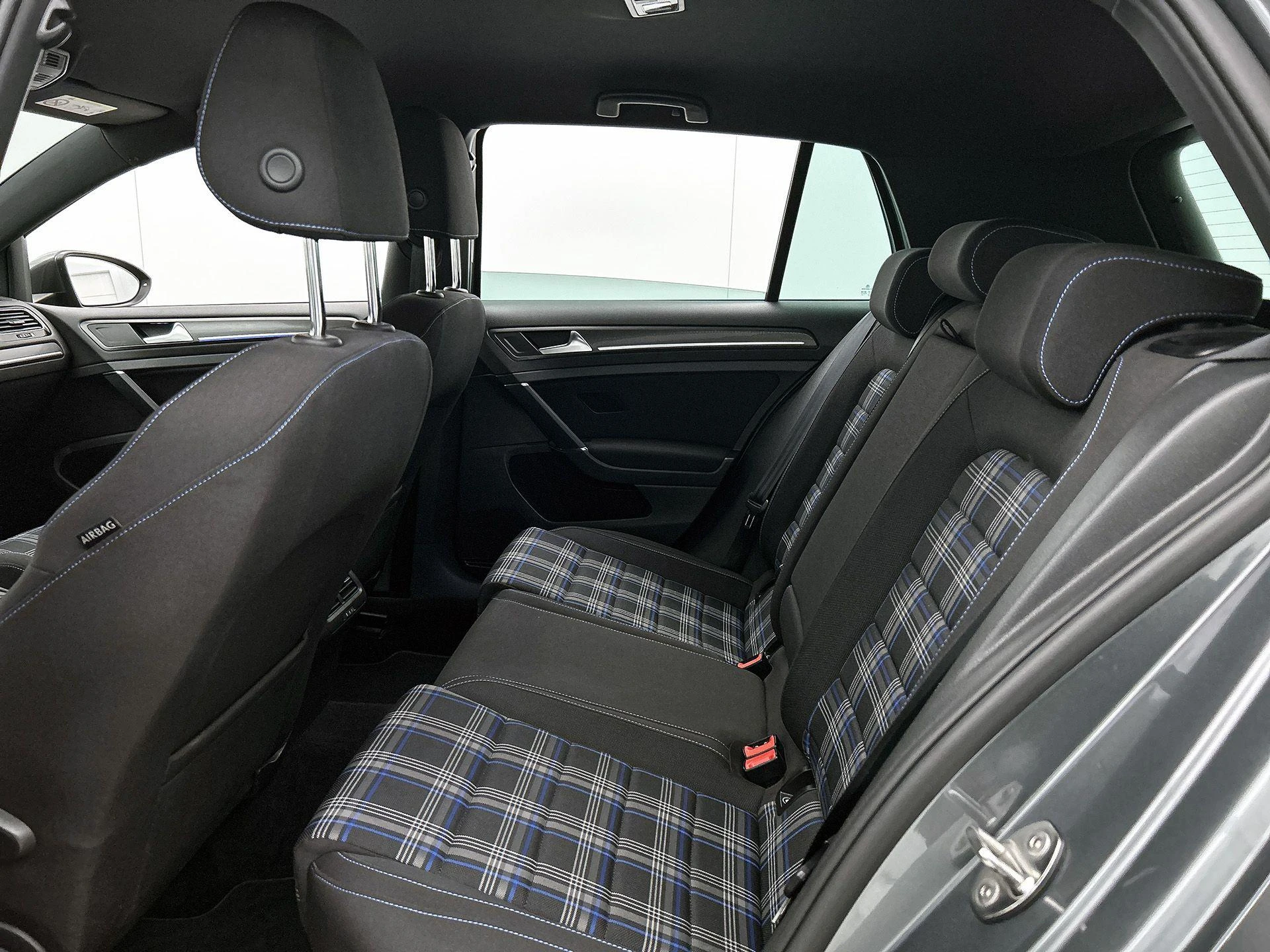 Volkswagen-Golf-image-25