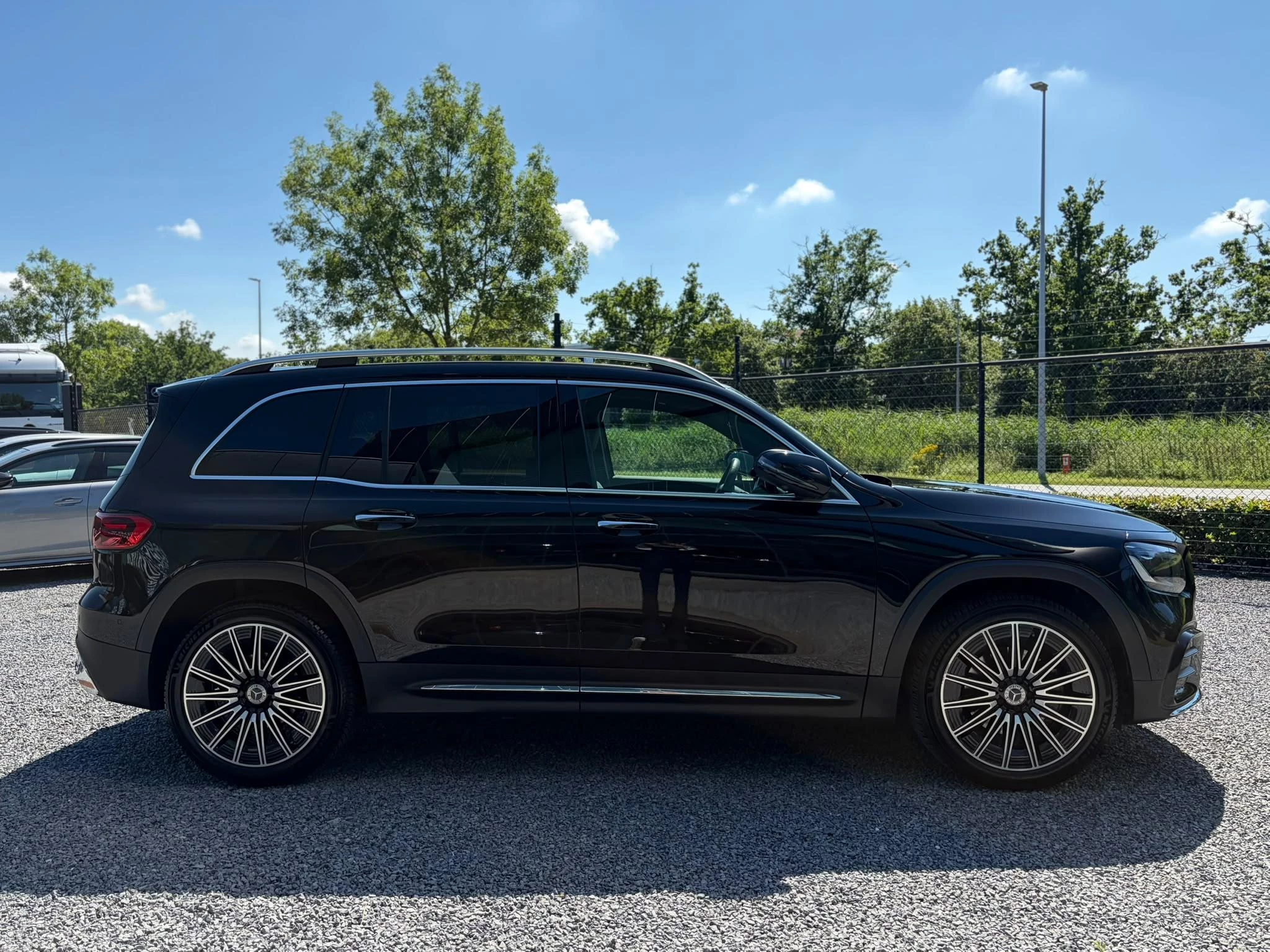 Mercedes-Benz GLB 180 AMG Line + PANO DAK + TREKHAAK + CARPLAY + SURROUND VIEW +