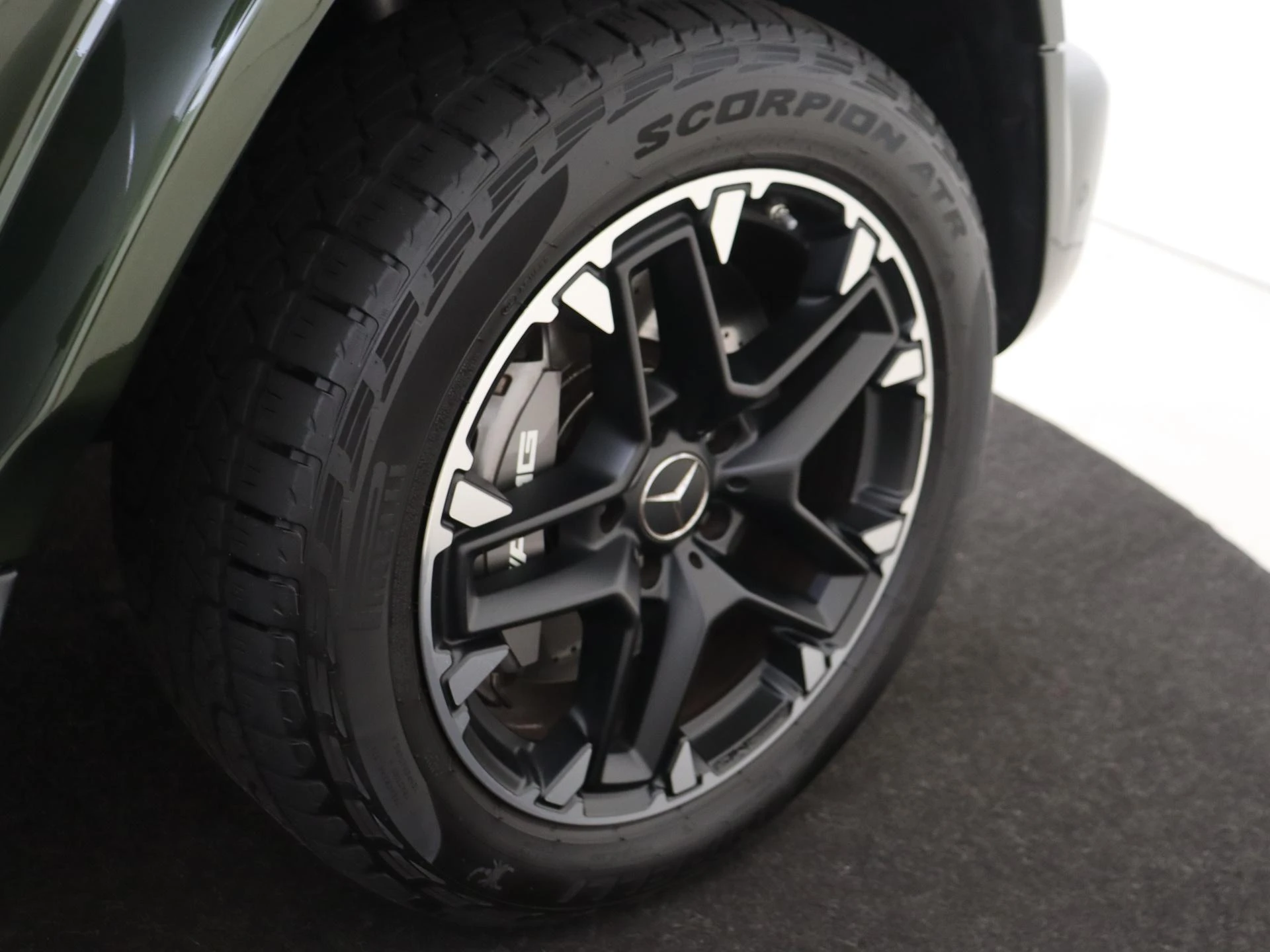Mercedes-Benz-G-Klasse-image-12