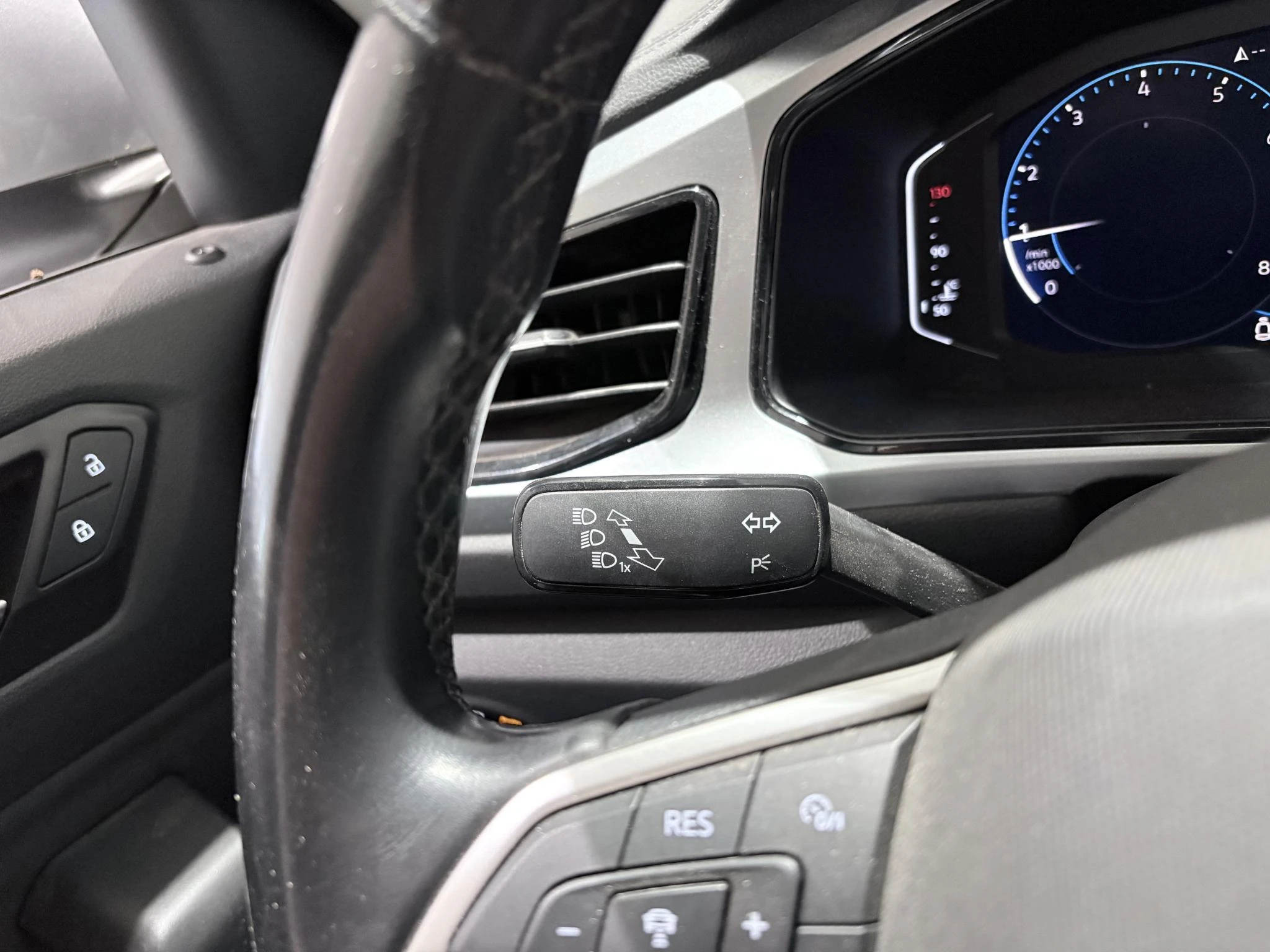 Volkswagen-T-Roc-image-14