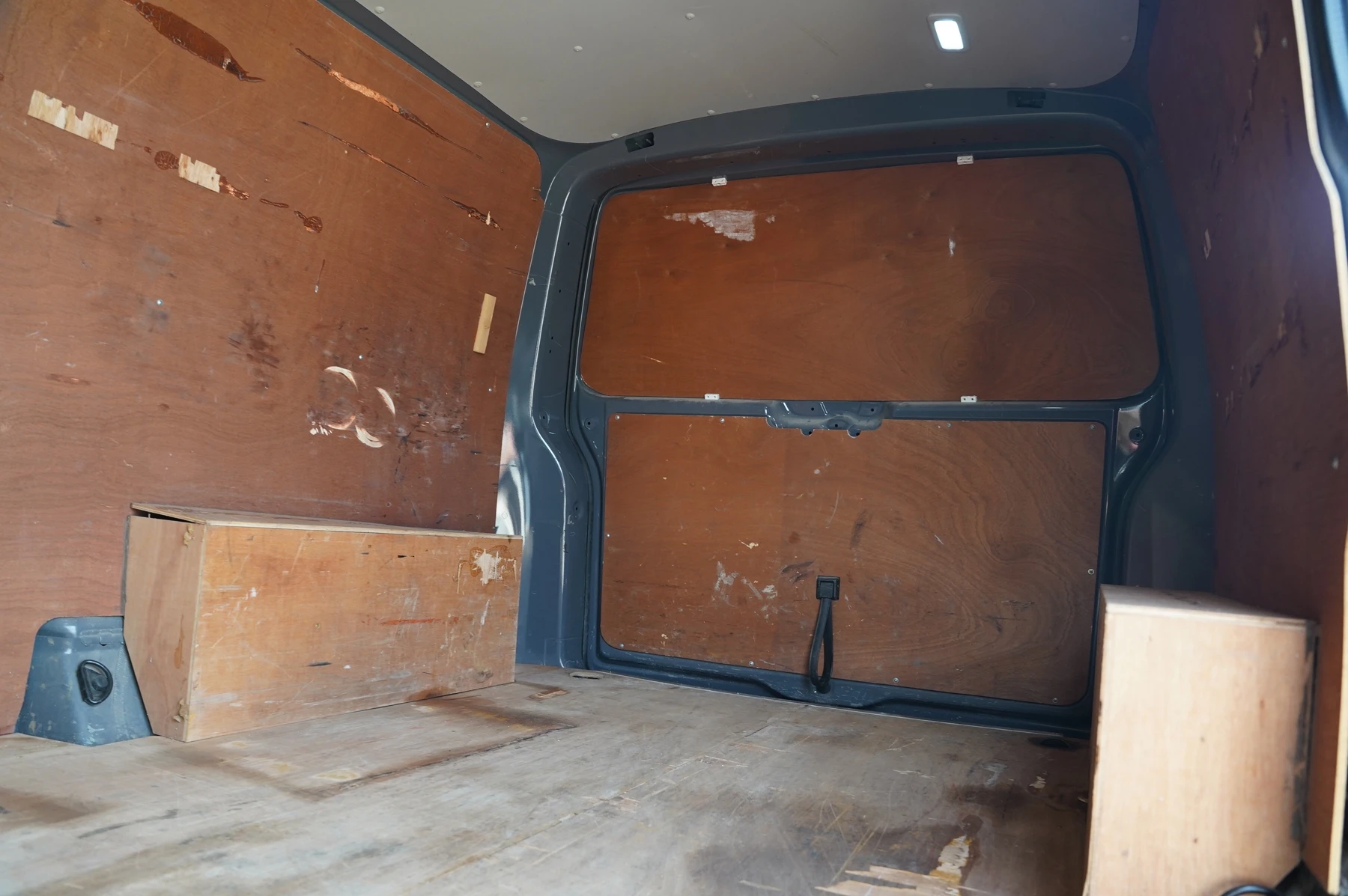 Volkswagen-Transporter-image-23