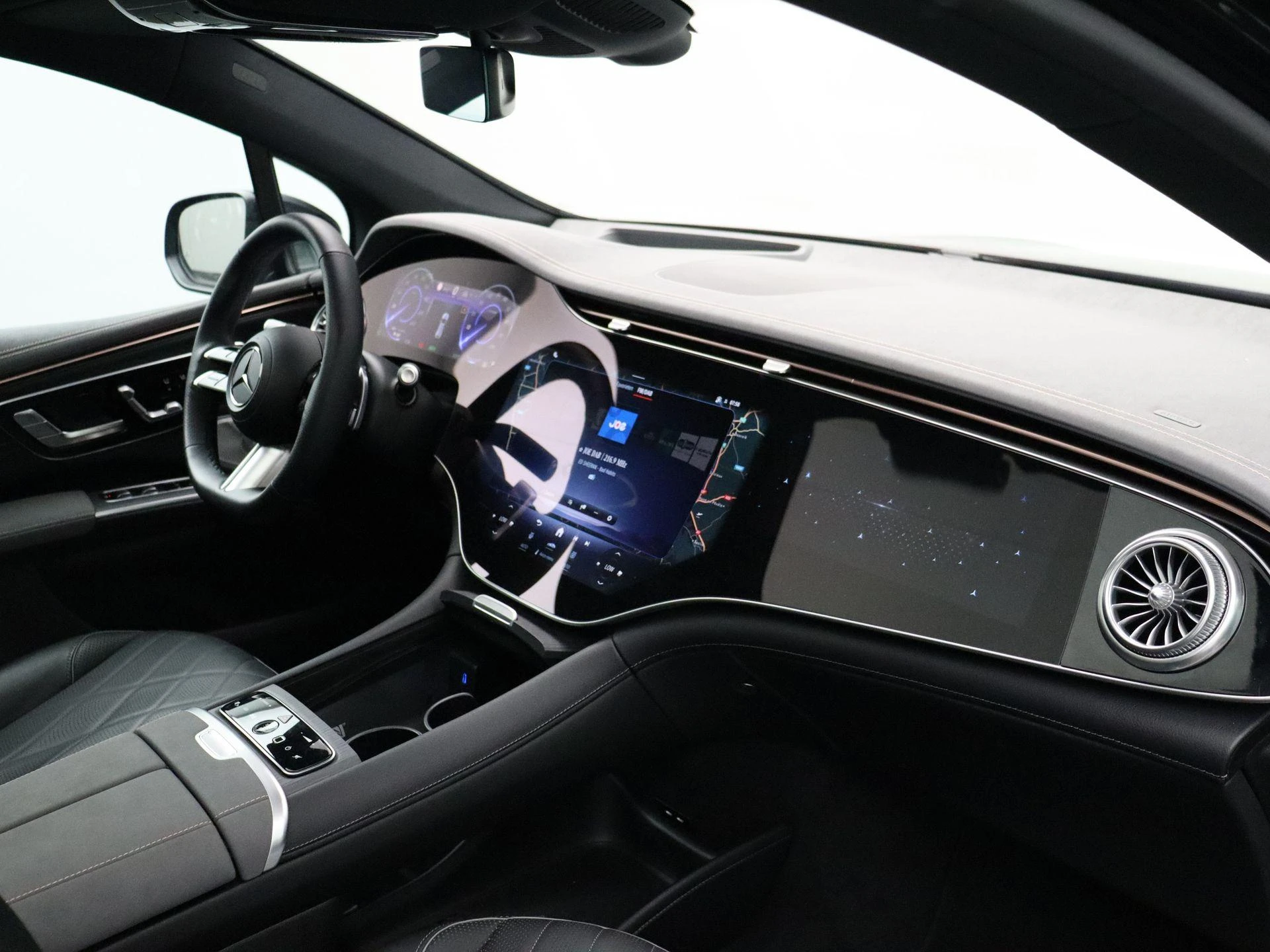 Mercedes-Benz-EQS-image-33