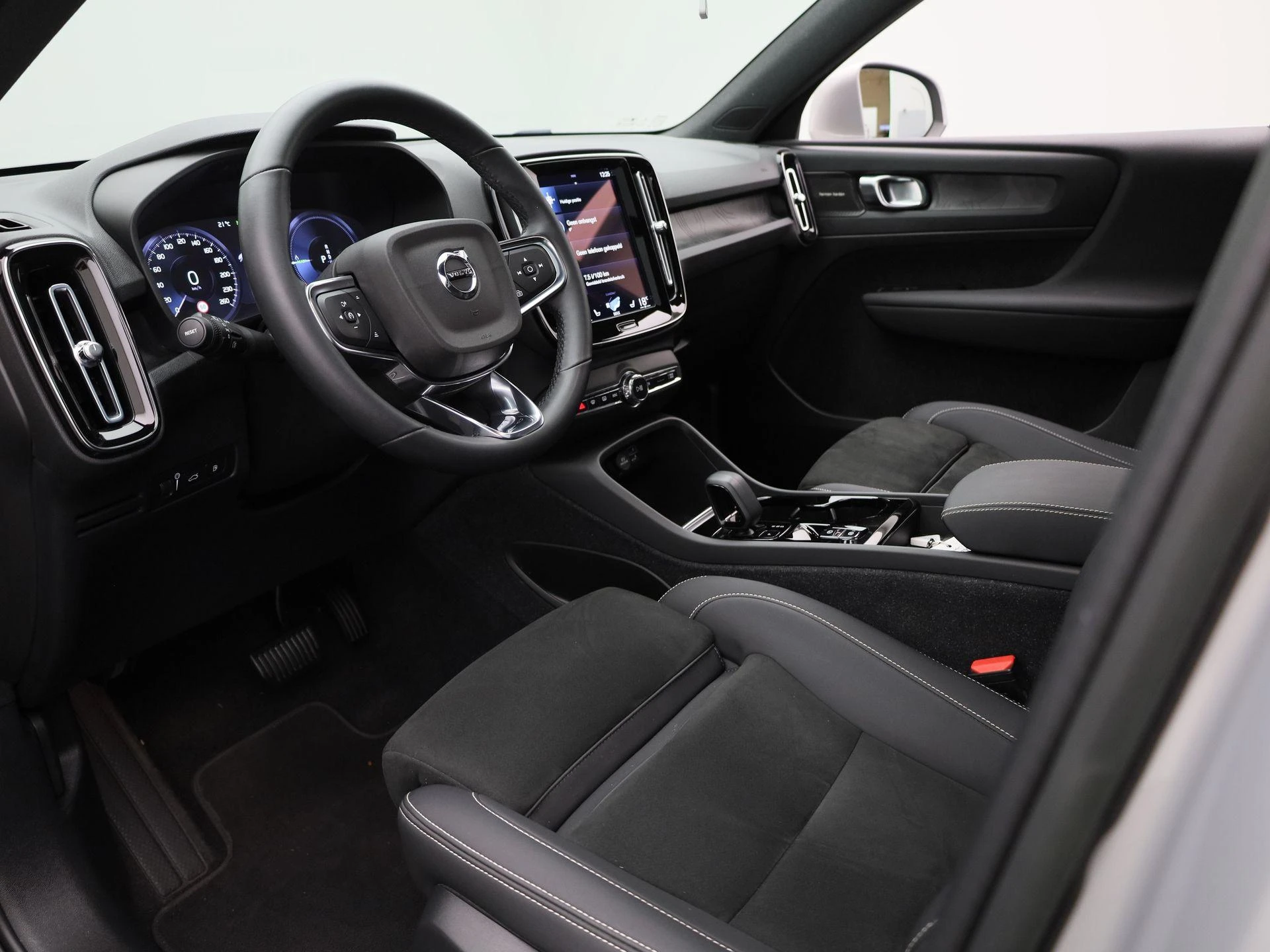 Volvo-XC40-image-17