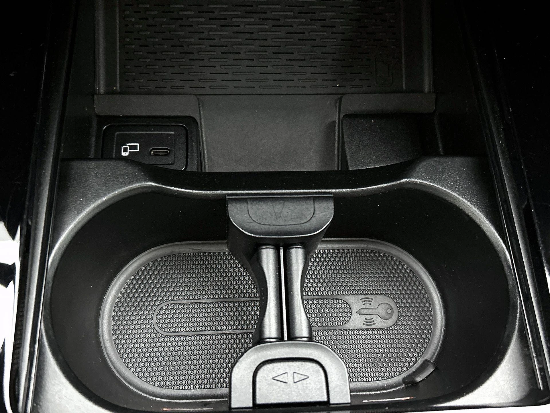Mercedes-Benz-CLA-image-33