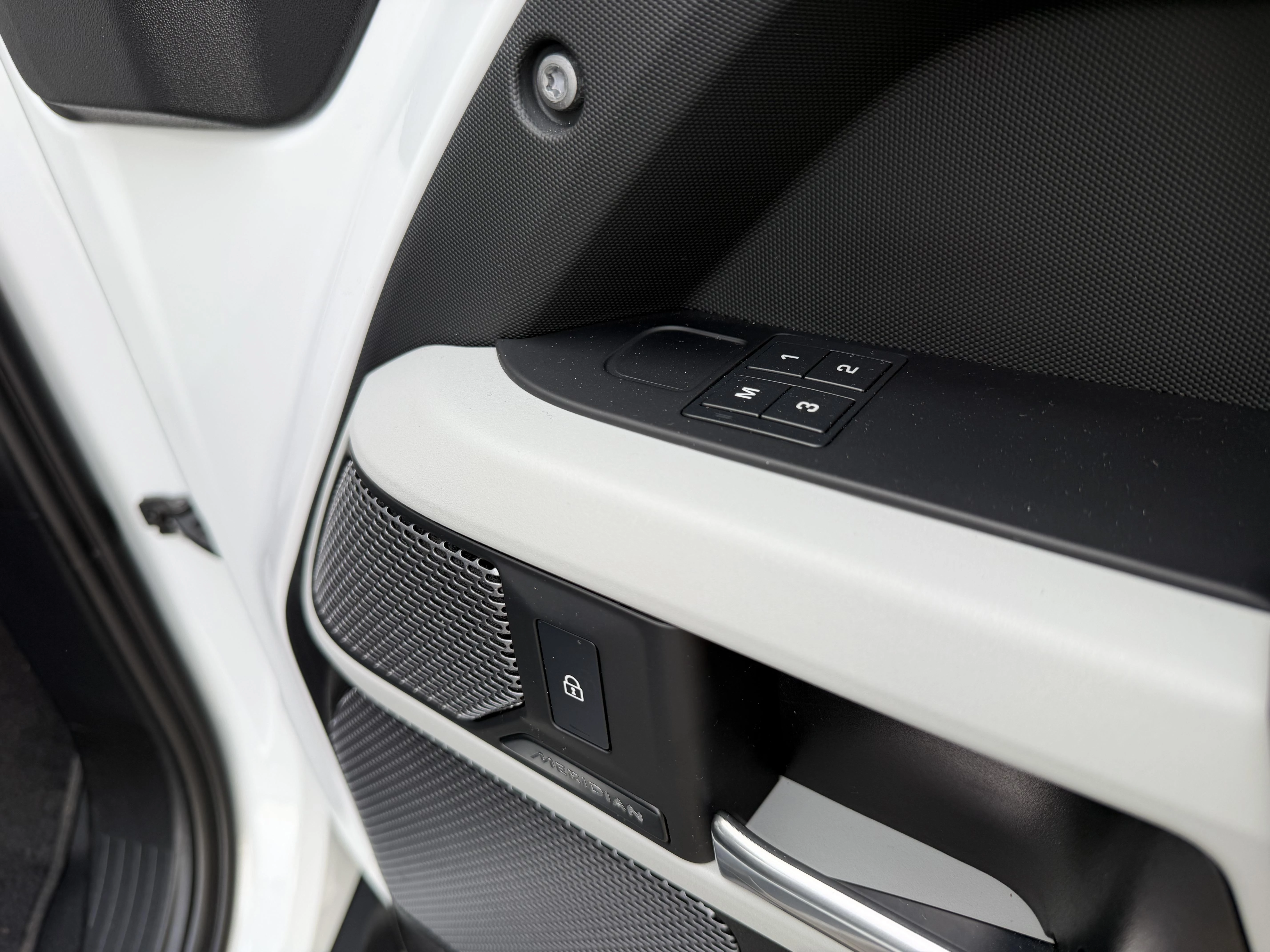 Land Rover Defender 110 D250 SE AWD