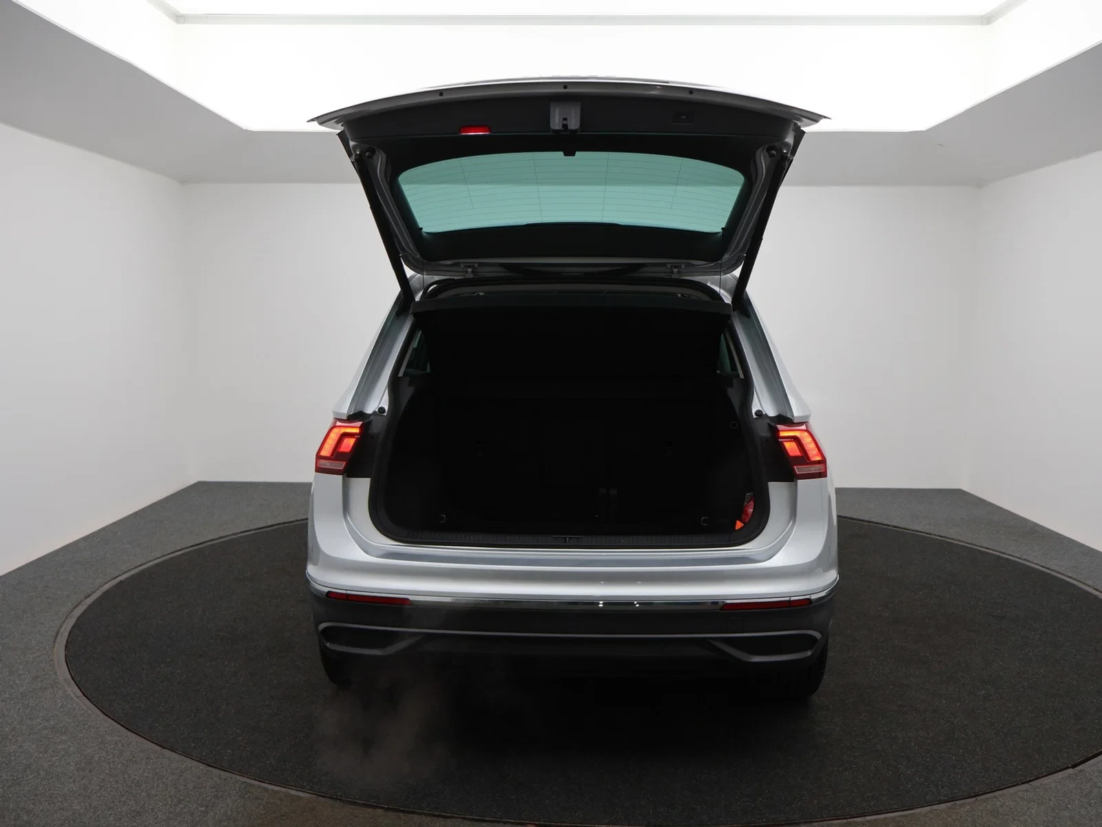 Volkswagen-Tiguan-image-13
