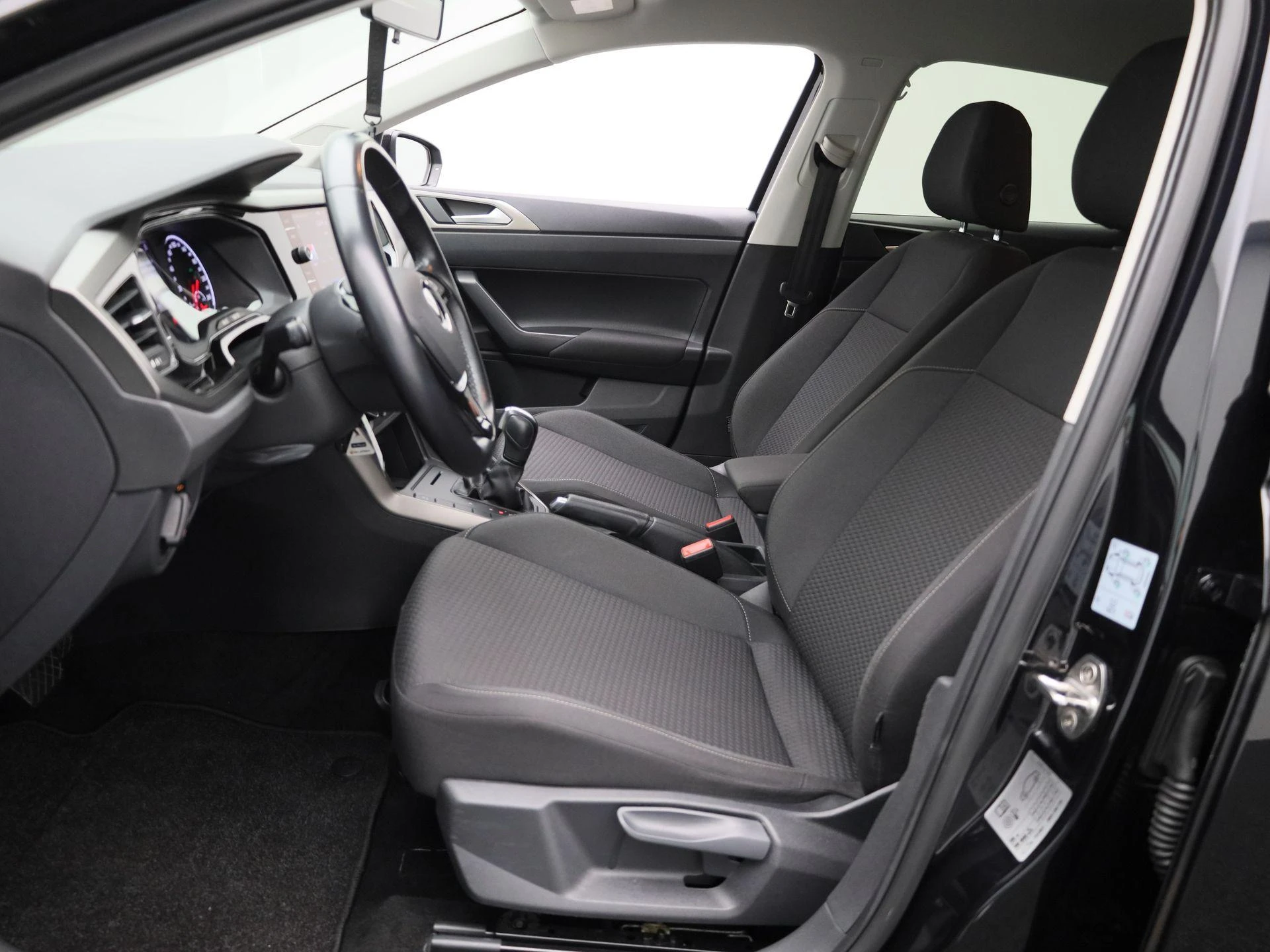 Volkswagen-Polo-image-9
