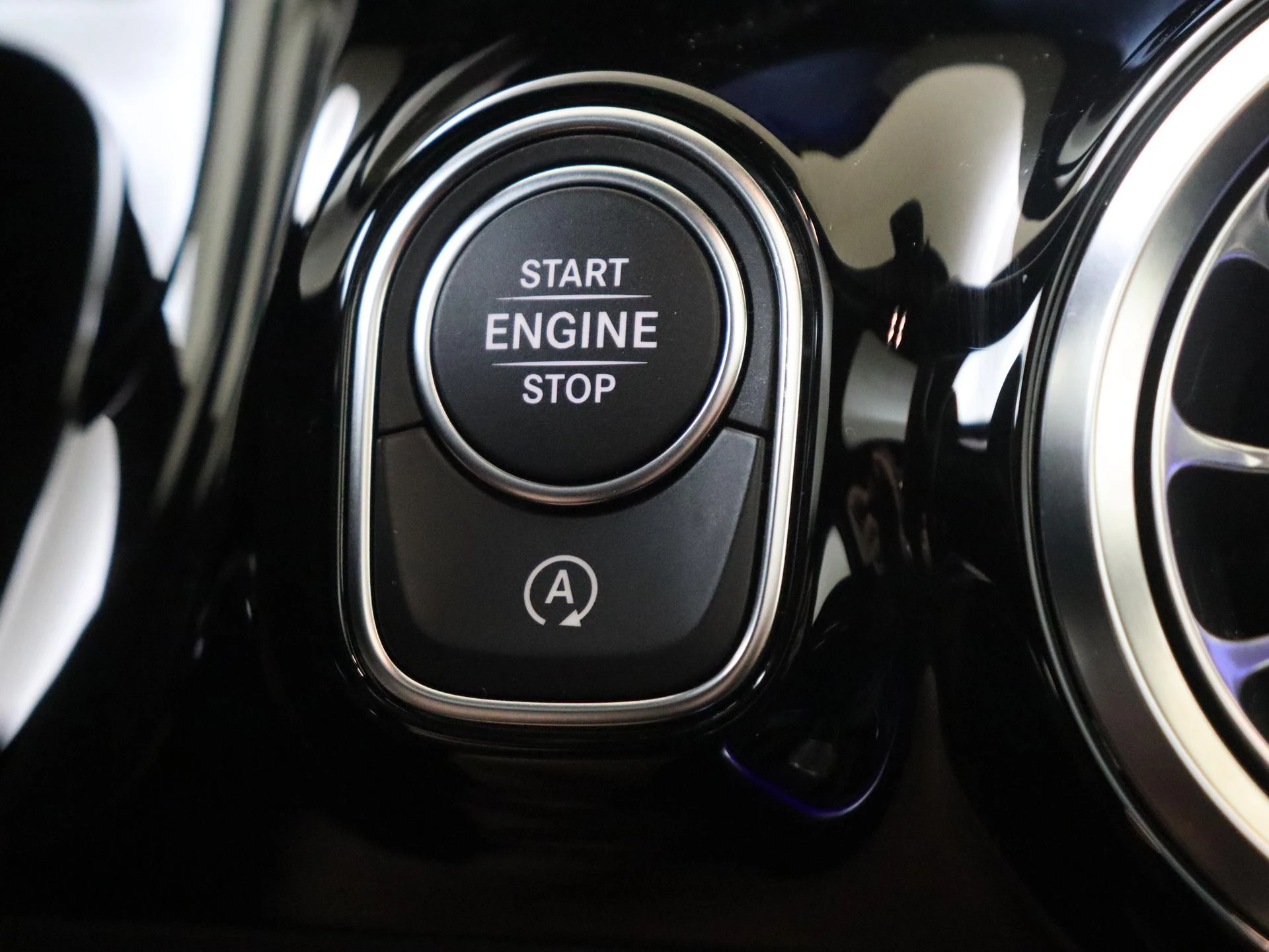 Mercedes-Benz-GLA-image-21