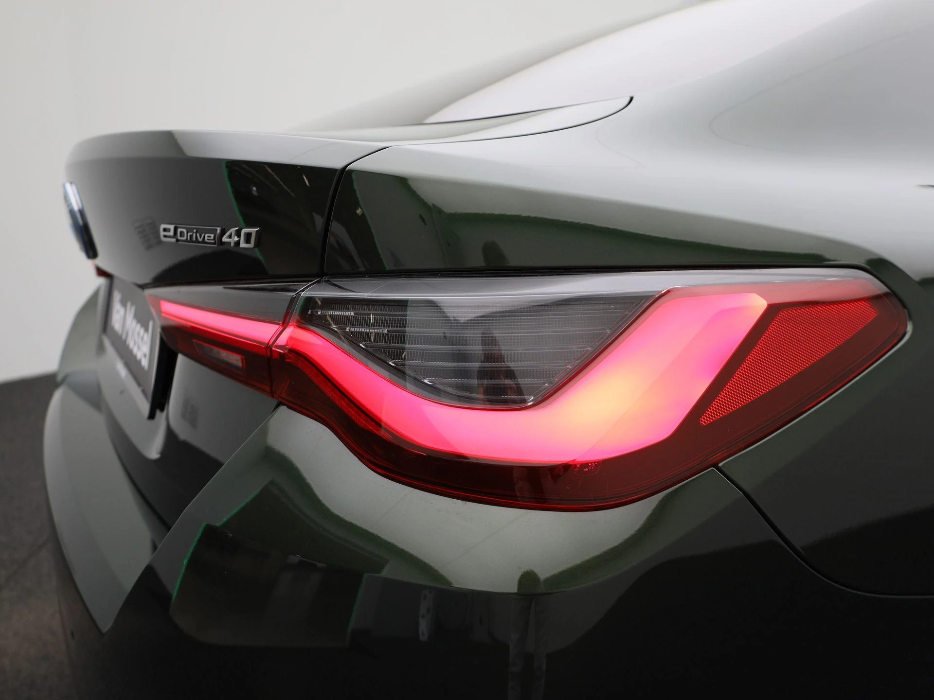 BMW-i4-image-43