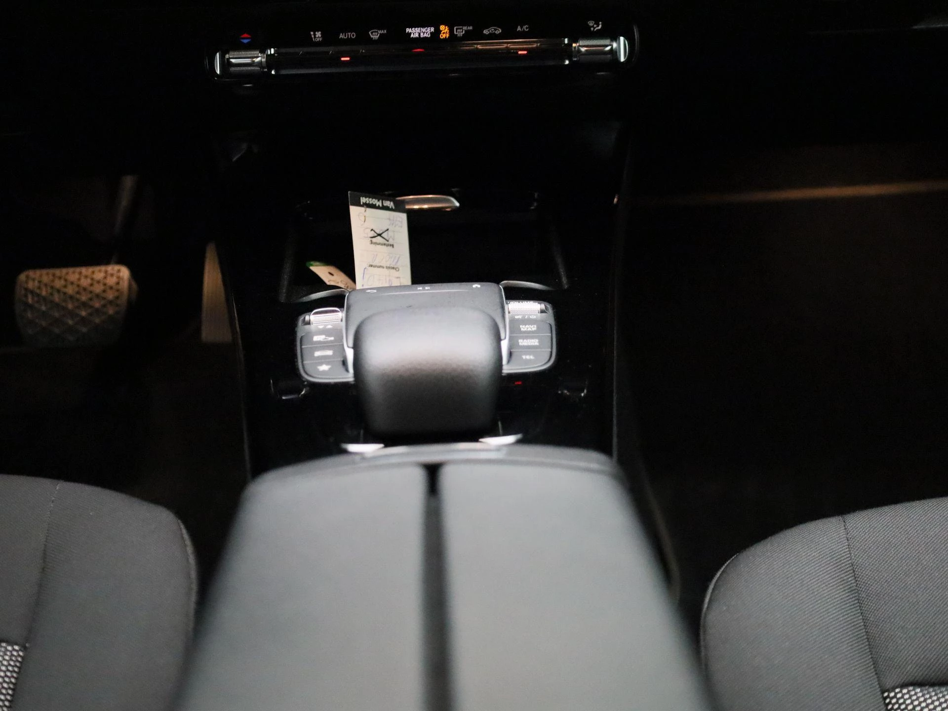 Mercedes-Benz-CLA-image-9