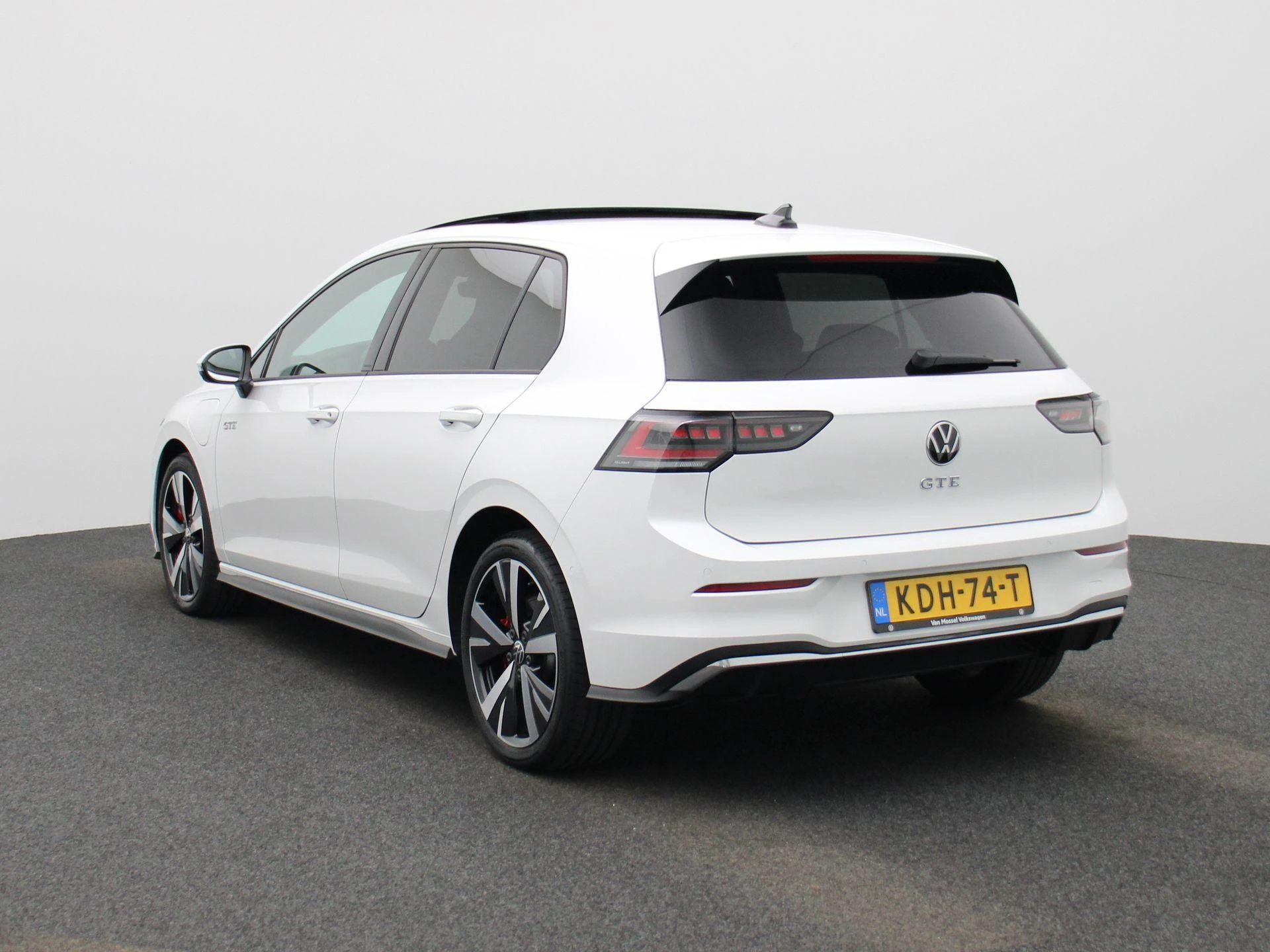 Volkswagen-Golf-image-1