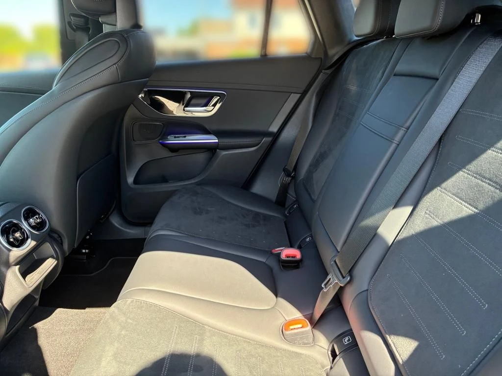 Mercedes-Benz-GLC 300 d-image-9