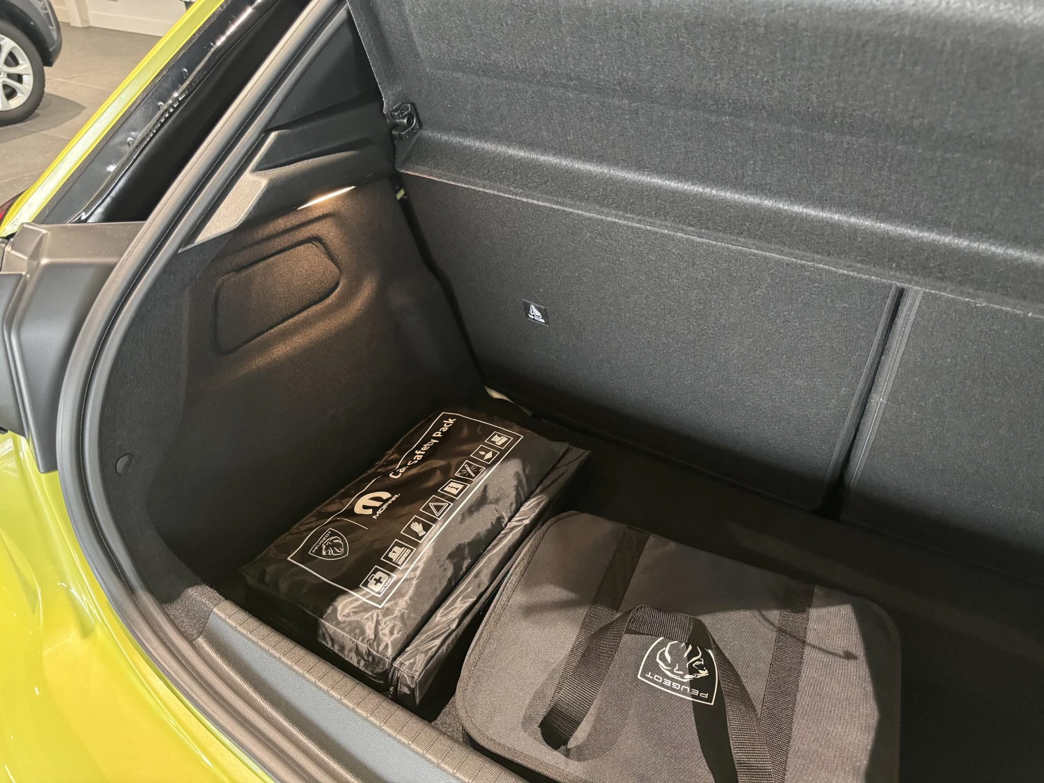 Peugeot-e-208-image-38